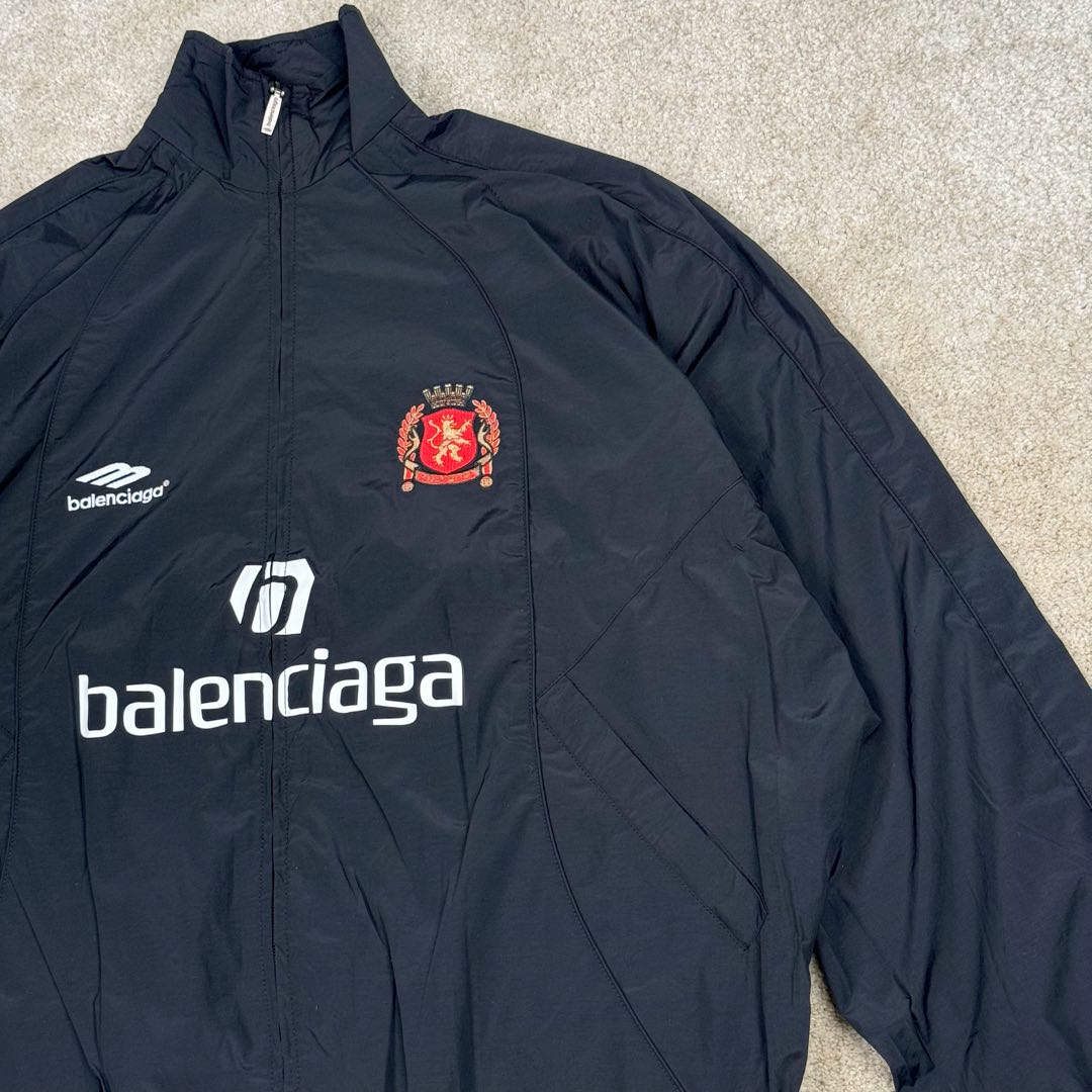 图片[9]-＃GD广顶 Balenciaga Soccer SS24 巴黎世家字母印花拉链立领长袖夹克外套 常规版型 曼联10号风衣 采用【高支高密锦棉混纺面料】 里布采用【32s精梳棉平纹布】【克重160g】【日本进口田岛绣花机】刺绣 前幅+左右袖均采用【锦纶材质哑光绣线】前后幅采用【DTF白墨烫画膜材料】扫描Y版花型做花稿【激光烧花】切割材料 裁片【手工扫粉定位】【高温压烫机正反各热压一次】成型前幅字母组成【还原花效果】前中配套【上下拉胶牙开尾拉链】尺码：XS S M L-选品中心