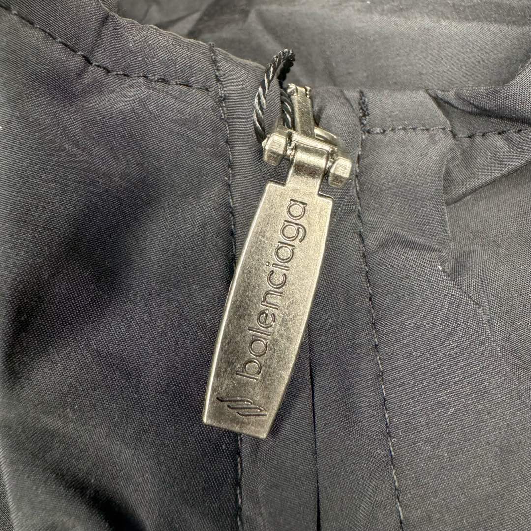 图片[11]-＃GD广顶 Balenciaga Soccer SS24 巴黎世家字母印花拉链立领长袖夹克外套 常规版型 曼联10号风衣 采用【高支高密锦棉混纺面料】 里布采用【32s精梳棉平纹布】【克重160g】【日本进口田岛绣花机】刺绣 前幅+左右袖均采用【锦纶材质哑光绣线】前后幅采用【DTF白墨烫画膜材料】扫描Y版花型做花稿【激光烧花】切割材料 裁片【手工扫粉定位】【高温压烫机正反各热压一次】成型前幅字母组成【还原花效果】前中配套【上下拉胶牙开尾拉链】尺码：XS S M L-选品中心