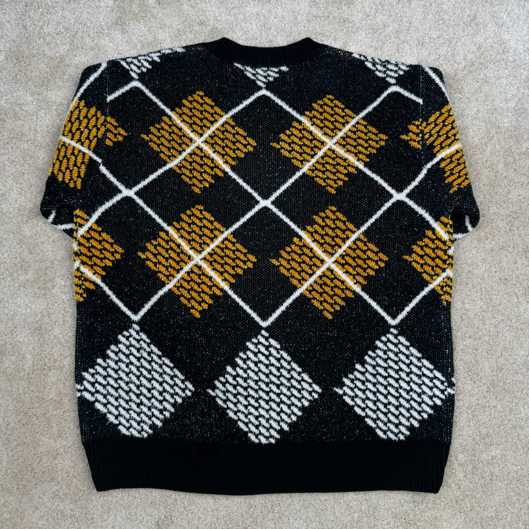 图片[3]-＃GD广顶 LOUIS VUITTON Lv SS25 早春男士系列雪尼尔毛圈绵羊毛混纺圆领套头长袖毛衣 男款 黑色拼灰色拼黄色 由30%羊毛70%腈纶+羊毛圈圈纱+雪尼尔三种纱线织成 由德国STOLL机织片 织机时间116分钟 织片需使用到13把纱咀 黄色部分均为挂毛做法 缝盘由8针盘缝合 由于整件提花+挂毛 两侧会多许多线头需整理 另加上三种纱线粗细 特性不同 织片时极易出现爆洞现象 极大的增加了尾部的查补时间 尺码：XS S M L-选品中心