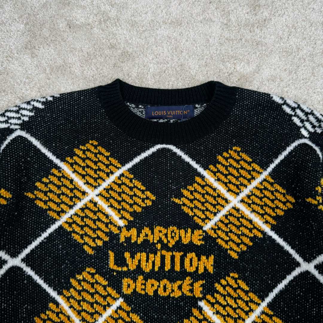 图片[4]-＃GD广顶 LOUIS VUITTON Lv SS25 早春男士系列雪尼尔毛圈绵羊毛混纺圆领套头长袖毛衣 男款 黑色拼灰色拼黄色 由30%羊毛70%腈纶+羊毛圈圈纱+雪尼尔三种纱线织成 由德国STOLL机织片 织机时间116分钟 织片需使用到13把纱咀 黄色部分均为挂毛做法 缝盘由8针盘缝合 由于整件提花+挂毛 两侧会多许多线头需整理 另加上三种纱线粗细 特性不同 织片时极易出现爆洞现象 极大的增加了尾部的查补时间 尺码：XS S M L-选品中心