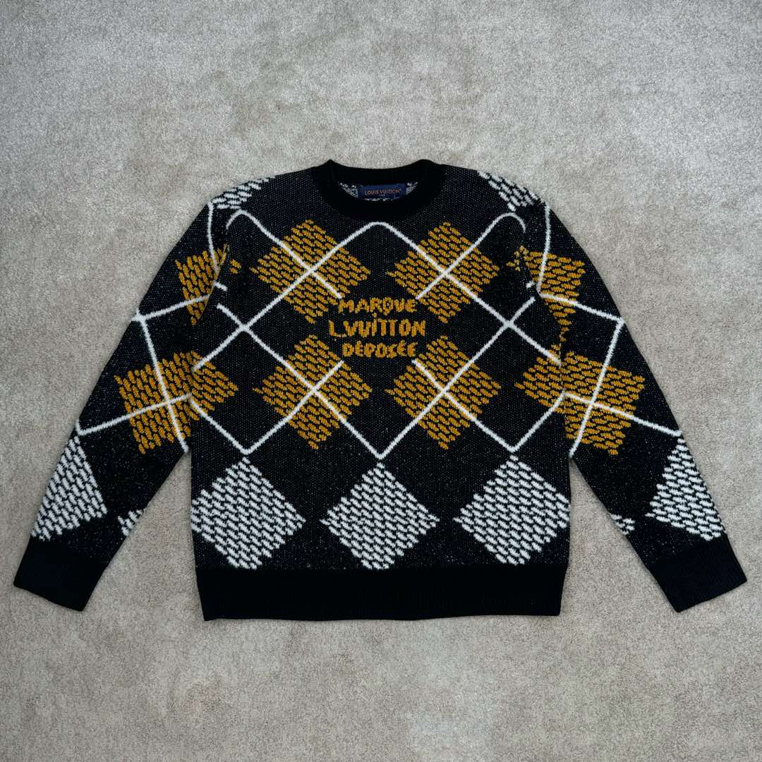 ＃GD广顶 LOUIS VUITTON Lv SS25 早春男士系列雪尼尔毛圈绵羊毛混纺圆领套头长袖毛衣 男款 黑色拼灰色拼黄色 由30%羊毛70%腈纶+羊毛圈圈纱+雪尼尔三种纱线织成 由德国STOLL机织片 织机时间116分钟 织片需使用到13把纱咀 黄色部分均为挂毛做法 缝盘由8针盘缝合 由于整件提花+挂毛 两侧会多许多线头需整理 另加上三种纱线粗细 特性不同 织片时极易出现爆洞现象 极大的增加了尾部的查补时间 尺码：XS S M L-选品中心