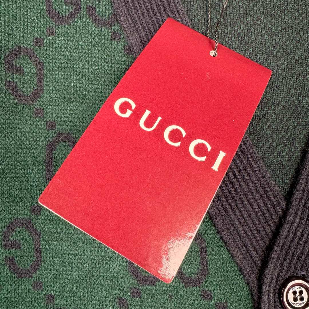 图片[13]-＃GD广顶 GUCCI FW24 古驰V领GG提花单排扣长袖毛衣 深绿色 官网价：13800￥● 毛料：我们选用成本较高的【高端100%臻品羊毛】 参照原版进行【1：1打色及定染纱线】 颜色【相似度高达95%以上】精纺羊毛和羊毛的区别在于感官效果上 羊毛一半绒面丰厚平顺 手触有温暖感 折压后无折皱痕 毛料身松软 回弹性强 是高端货的必选毛料之一 ● 加工工艺：以【Cixing5针机器】 以【提花组织】进行双色渐变编织 耗时【200分钟】方可织出1件 平行均速编织 不会像普通电脑横机织 为了效率赶货 速度开到极限 织出来的衣片针路大小不一、走字码、花片情况 我们的整件衣服 衣片的纹路清洗、不走字码、不会出现衣片花片的情况 大大的保障了衣片的质感、纹路的清晰 尺码：XS S M L-选品中心