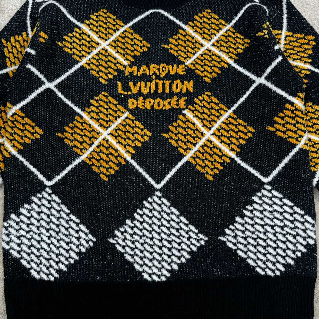 图片[7]-＃GD广顶 LOUIS VUITTON Lv SS25 早春男士系列雪尼尔毛圈绵羊毛混纺圆领套头长袖毛衣 男款 黑色拼灰色拼黄色 由30%羊毛70%腈纶+羊毛圈圈纱+雪尼尔三种纱线织成 由德国STOLL机织片 织机时间116分钟 织片需使用到13把纱咀 黄色部分均为挂毛做法 缝盘由8针盘缝合 由于整件提花+挂毛 两侧会多许多线头需整理 另加上三种纱线粗细 特性不同 织片时极易出现爆洞现象 极大的增加了尾部的查补时间 尺码：XS S M L-选品中心