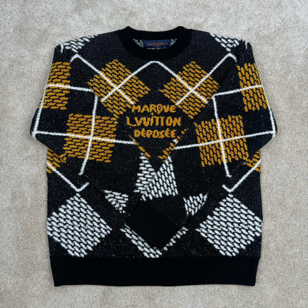 图片[2]-＃GD广顶 LOUIS VUITTON Lv SS25 早春男士系列雪尼尔毛圈绵羊毛混纺圆领套头长袖毛衣 男款 黑色拼灰色拼黄色 由30%羊毛70%腈纶+羊毛圈圈纱+雪尼尔三种纱线织成 由德国STOLL机织片 织机时间116分钟 织片需使用到13把纱咀 黄色部分均为挂毛做法 缝盘由8针盘缝合 由于整件提花+挂毛 两侧会多许多线头需整理 另加上三种纱线粗细 特性不同 织片时极易出现爆洞现象 极大的增加了尾部的查补时间 尺码：XS S M L-选品中心