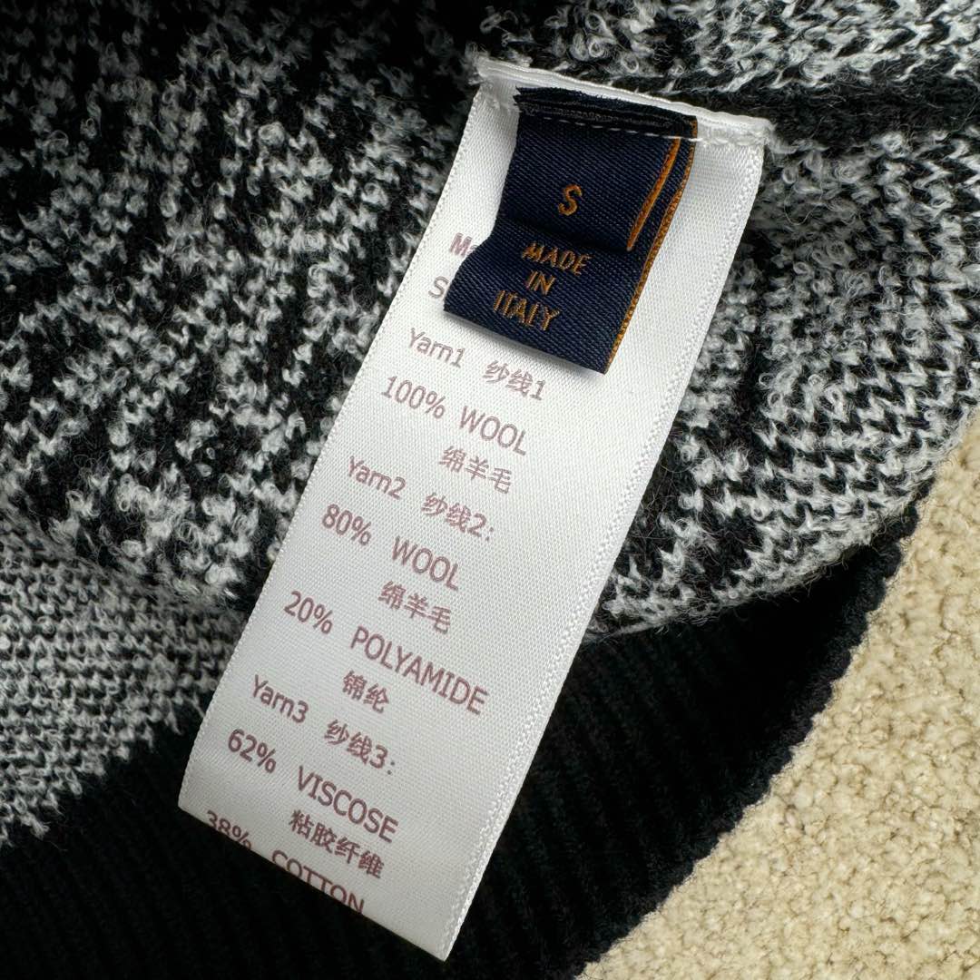图片[12]-＃GD广顶 LOUIS VUITTON Lv SS25 早春男士系列雪尼尔毛圈绵羊毛混纺圆领套头长袖毛衣 男款 黑色拼灰色拼黄色 由30%羊毛70%腈纶+羊毛圈圈纱+雪尼尔三种纱线织成 由德国STOLL机织片 织机时间116分钟 织片需使用到13把纱咀 黄色部分均为挂毛做法 缝盘由8针盘缝合 由于整件提花+挂毛 两侧会多许多线头需整理 另加上三种纱线粗细 特性不同 织片时极易出现爆洞现象 极大的增加了尾部的查补时间 尺码：XS S M L-选品中心