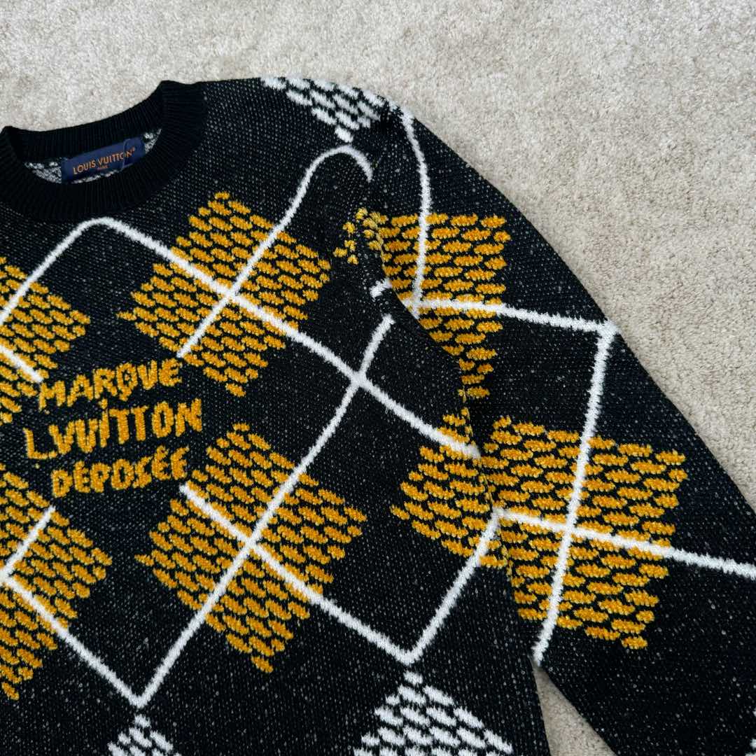 图片[9]-＃GD广顶 LOUIS VUITTON Lv SS25 早春男士系列雪尼尔毛圈绵羊毛混纺圆领套头长袖毛衣 男款 黑色拼灰色拼黄色 由30%羊毛70%腈纶+羊毛圈圈纱+雪尼尔三种纱线织成 由德国STOLL机织片 织机时间116分钟 织片需使用到13把纱咀 黄色部分均为挂毛做法 缝盘由8针盘缝合 由于整件提花+挂毛 两侧会多许多线头需整理 另加上三种纱线粗细 特性不同 织片时极易出现爆洞现象 极大的增加了尾部的查补时间 尺码：XS S M L-选品中心