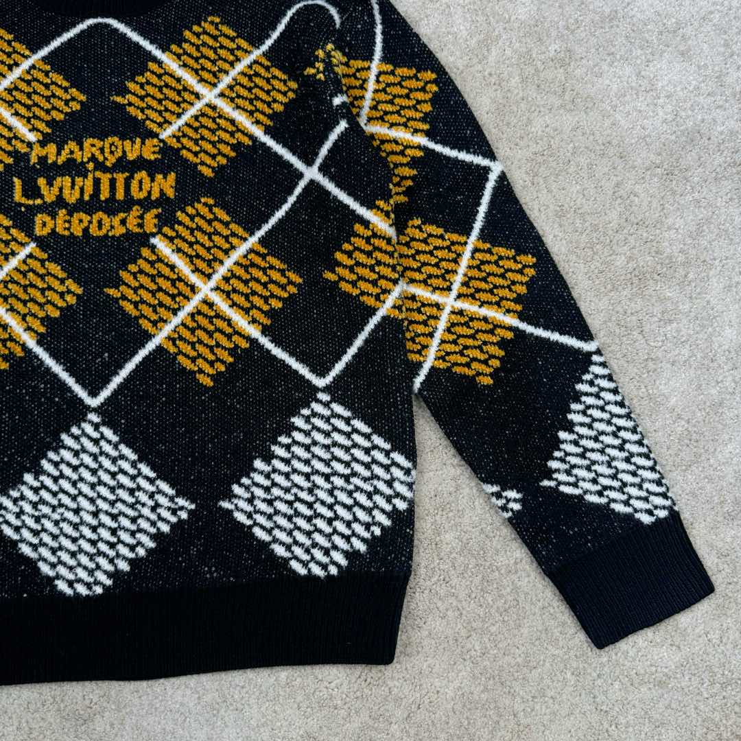 图片[6]-＃GD广顶 LOUIS VUITTON Lv SS25 早春男士系列雪尼尔毛圈绵羊毛混纺圆领套头长袖毛衣 男款 黑色拼灰色拼黄色 由30%羊毛70%腈纶+羊毛圈圈纱+雪尼尔三种纱线织成 由德国STOLL机织片 织机时间116分钟 织片需使用到13把纱咀 黄色部分均为挂毛做法 缝盘由8针盘缝合 由于整件提花+挂毛 两侧会多许多线头需整理 另加上三种纱线粗细 特性不同 织片时极易出现爆洞现象 极大的增加了尾部的查补时间 尺码：XS S M L-选品中心