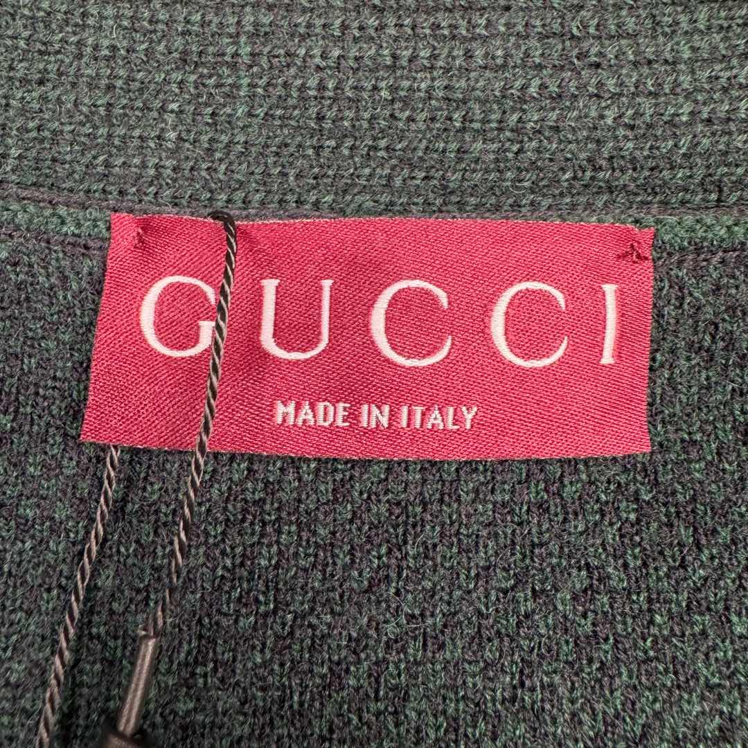 图片[14]-＃GD广顶 GUCCI FW24 古驰V领GG提花单排扣长袖毛衣 深绿色 官网价：13800￥● 毛料：我们选用成本较高的【高端100%臻品羊毛】 参照原版进行【1：1打色及定染纱线】 颜色【相似度高达95%以上】精纺羊毛和羊毛的区别在于感官效果上 羊毛一半绒面丰厚平顺 手触有温暖感 折压后无折皱痕 毛料身松软 回弹性强 是高端货的必选毛料之一 ● 加工工艺：以【Cixing5针机器】 以【提花组织】进行双色渐变编织 耗时【200分钟】方可织出1件 平行均速编织 不会像普通电脑横机织 为了效率赶货 速度开到极限 织出来的衣片针路大小不一、走字码、花片情况 我们的整件衣服 衣片的纹路清洗、不走字码、不会出现衣片花片的情况 大大的保障了衣片的质感、纹路的清晰 尺码：XS S M L-选品中心