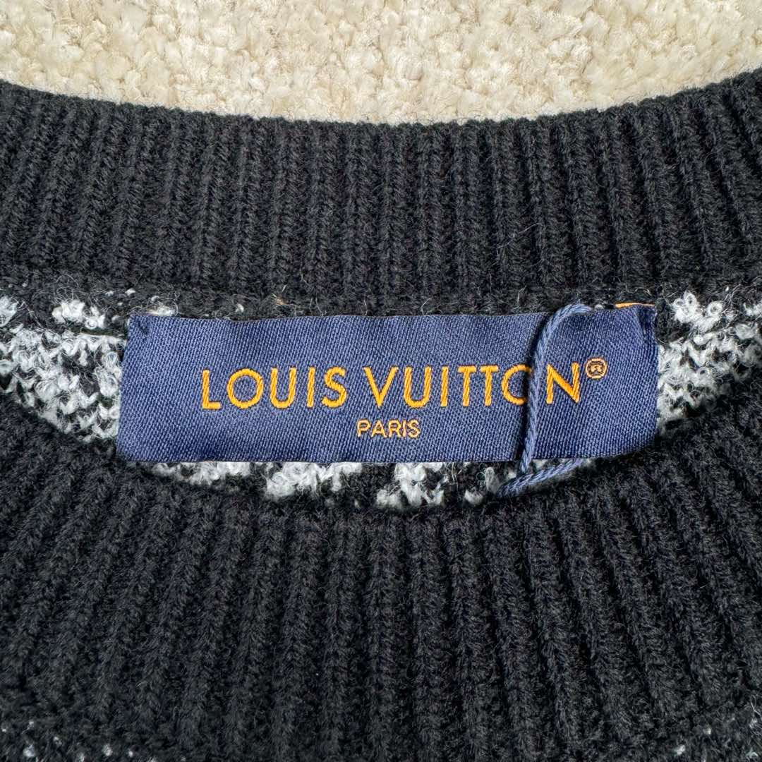 图片[10]-＃GD广顶 LOUIS VUITTON Lv SS25 早春男士系列雪尼尔毛圈绵羊毛混纺圆领套头长袖毛衣 男款 黑色拼灰色拼黄色 由30%羊毛70%腈纶+羊毛圈圈纱+雪尼尔三种纱线织成 由德国STOLL机织片 织机时间116分钟 织片需使用到13把纱咀 黄色部分均为挂毛做法 缝盘由8针盘缝合 由于整件提花+挂毛 两侧会多许多线头需整理 另加上三种纱线粗细 特性不同 织片时极易出现爆洞现象 极大的增加了尾部的查补时间 尺码：XS S M L-选品中心