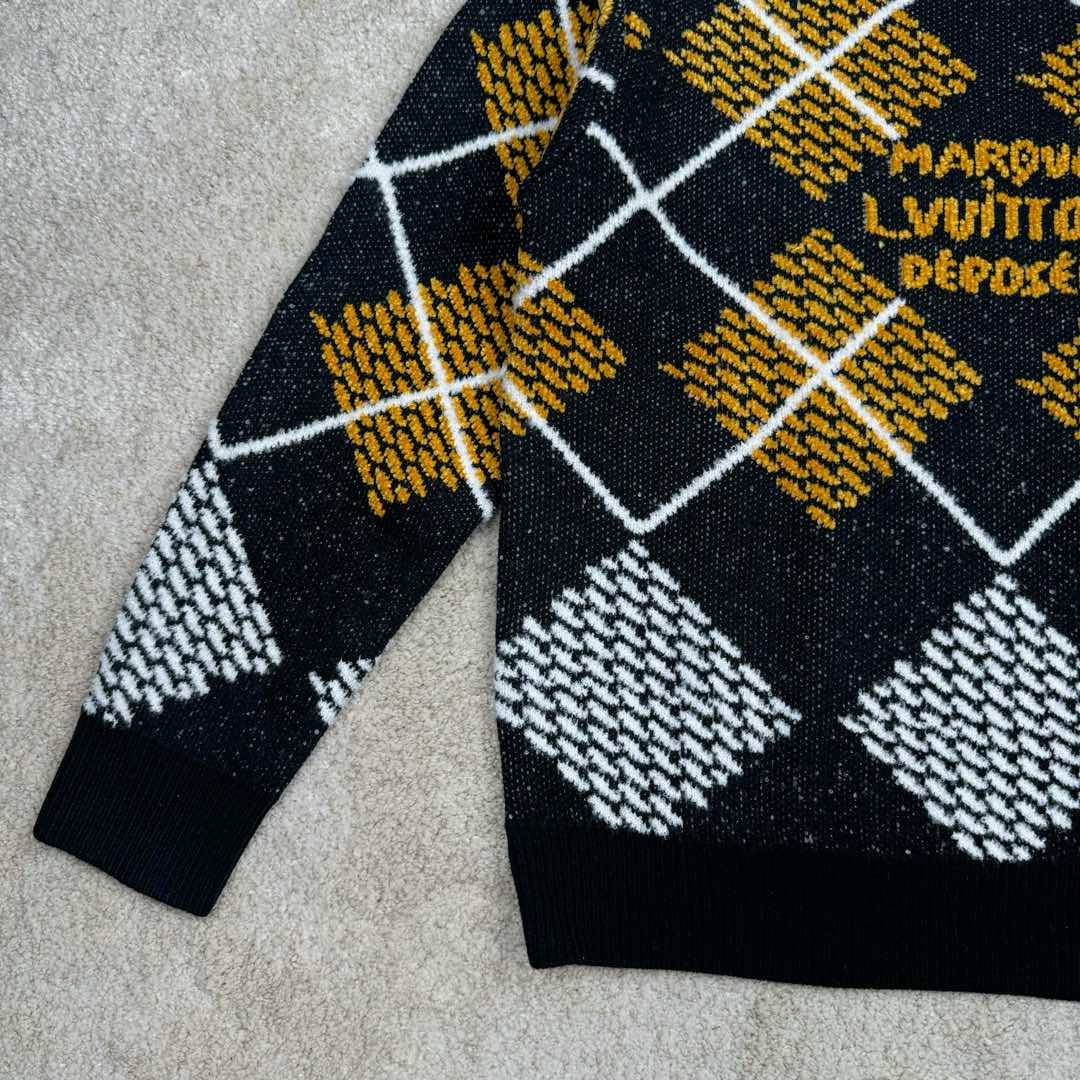 图片[5]-＃GD广顶 LOUIS VUITTON Lv SS25 早春男士系列雪尼尔毛圈绵羊毛混纺圆领套头长袖毛衣 男款 黑色拼灰色拼黄色 由30%羊毛70%腈纶+羊毛圈圈纱+雪尼尔三种纱线织成 由德国STOLL机织片 织机时间116分钟 织片需使用到13把纱咀 黄色部分均为挂毛做法 缝盘由8针盘缝合 由于整件提花+挂毛 两侧会多许多线头需整理 另加上三种纱线粗细 特性不同 织片时极易出现爆洞现象 极大的增加了尾部的查补时间 尺码：XS S M L-选品中心