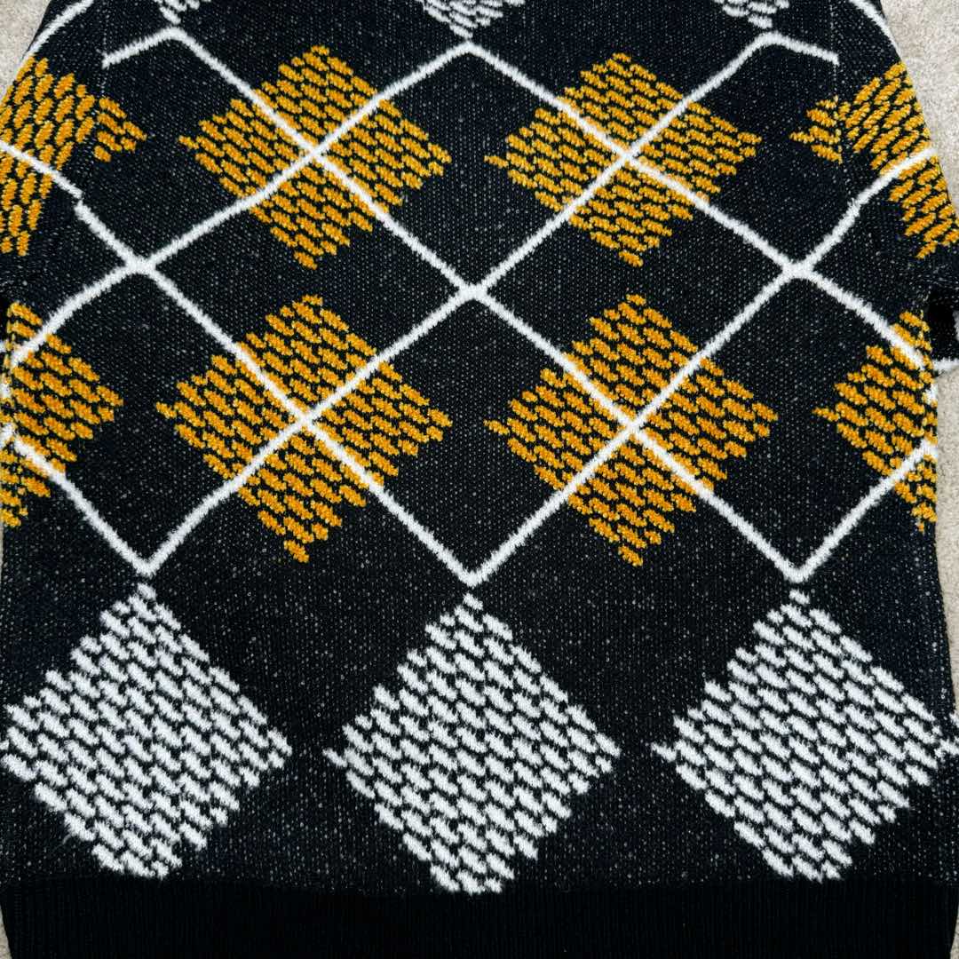 图片[13]-＃GD广顶 LOUIS VUITTON Lv SS25 早春男士系列雪尼尔毛圈绵羊毛混纺圆领套头长袖毛衣 男款 黑色拼灰色拼黄色 由30%羊毛70%腈纶+羊毛圈圈纱+雪尼尔三种纱线织成 由德国STOLL机织片 织机时间116分钟 织片需使用到13把纱咀 黄色部分均为挂毛做法 缝盘由8针盘缝合 由于整件提花+挂毛 两侧会多许多线头需整理 另加上三种纱线粗细 特性不同 织片时极易出现爆洞现象 极大的增加了尾部的查补时间 尺码：XS S M L-选品中心