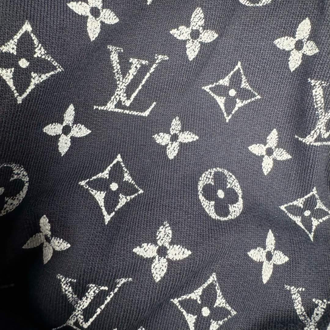 图片[14]-＃GD广顶 LOUIS VUITTON SKI滑雪系列 lV FW24 纯色抽绳连帽长袖卫衣 深蓝色 烫钻字母织带卫衣 官网价：12800￥面料采用【全棉32s双股大毛圈底卫衣布】【克重400g】配套【26s双纱1*1横版机织造螺纹】帽子内里采用【手工台板丝网印花】花型定位帽檐先分中，扫描原版花型做【激光网点菲林字母】进口【环保胶浆印花】前幅【电动压烫机做烫图工艺】采用【中东进口平顶钻】【手工扫2里3里钻石组合做钻托】开模订制【青铜材质鸡眼吊钟】挂镀古金色 织带拆解Y版分析纱线支数 提花组织结构【订染两色棉质纱线颜色】采用【高速无梭织带提花机】织造【定位花型手工剪织带】【花型两边对称还原】尺码：XS S M L-选品中心