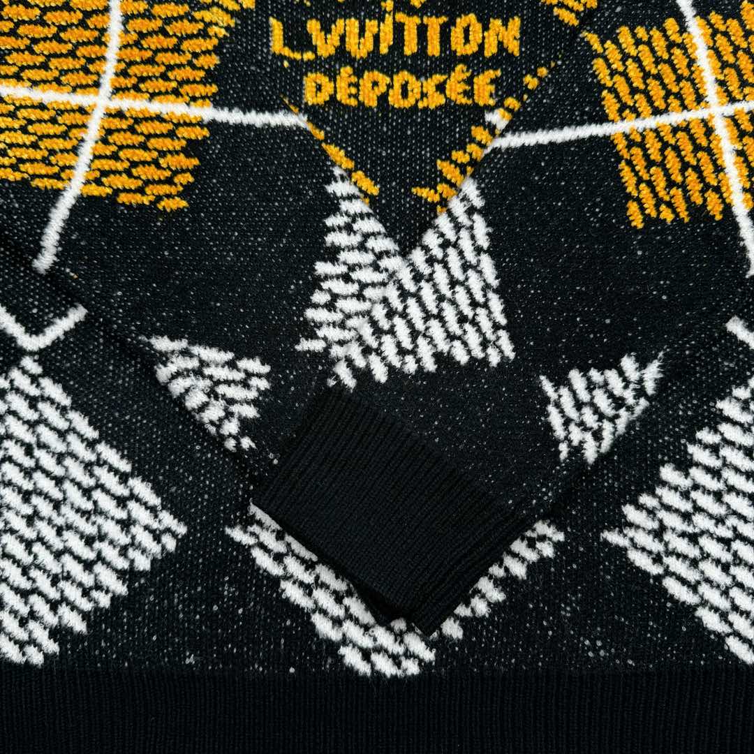 图片[11]-＃GD广顶 LOUIS VUITTON Lv SS25 早春男士系列雪尼尔毛圈绵羊毛混纺圆领套头长袖毛衣 男款 黑色拼灰色拼黄色 由30%羊毛70%腈纶+羊毛圈圈纱+雪尼尔三种纱线织成 由德国STOLL机织片 织机时间116分钟 织片需使用到13把纱咀 黄色部分均为挂毛做法 缝盘由8针盘缝合 由于整件提花+挂毛 两侧会多许多线头需整理 另加上三种纱线粗细 特性不同 织片时极易出现爆洞现象 极大的增加了尾部的查补时间 尺码：XS S M L-选品中心
