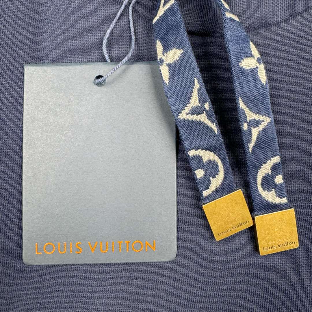 图片[12]-＃GD广顶 LOUIS VUITTON SKI滑雪系列 lV FW24 纯色抽绳连帽长袖卫衣 深蓝色 烫钻字母织带卫衣 官网价：12800￥面料采用【全棉32s双股大毛圈底卫衣布】【克重400g】配套【26s双纱1*1横版机织造螺纹】帽子内里采用【手工台板丝网印花】花型定位帽檐先分中，扫描原版花型做【激光网点菲林字母】进口【环保胶浆印花】前幅【电动压烫机做烫图工艺】采用【中东进口平顶钻】【手工扫2里3里钻石组合做钻托】开模订制【青铜材质鸡眼吊钟】挂镀古金色 织带拆解Y版分析纱线支数 提花组织结构【订染两色棉质纱线颜色】采用【高速无梭织带提花机】织造【定位花型手工剪织带】【花型两边对称还原】尺码：XS S M L-选品中心