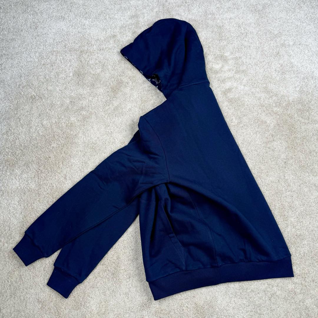 图片[4]-＃GD广顶 LOUIS VUITTON SKI滑雪系列 lV FW24 纯色抽绳连帽长袖卫衣 深蓝色 烫钻字母织带卫衣 官网价：12800￥面料采用【全棉32s双股大毛圈底卫衣布】【克重400g】配套【26s双纱1*1横版机织造螺纹】帽子内里采用【手工台板丝网印花】花型定位帽檐先分中，扫描原版花型做【激光网点菲林字母】进口【环保胶浆印花】前幅【电动压烫机做烫图工艺】采用【中东进口平顶钻】【手工扫2里3里钻石组合做钻托】开模订制【青铜材质鸡眼吊钟】挂镀古金色 织带拆解Y版分析纱线支数 提花组织结构【订染两色棉质纱线颜色】采用【高速无梭织带提花机】织造【定位花型手工剪织带】【花型两边对称还原】尺码：XS S M L-选品中心