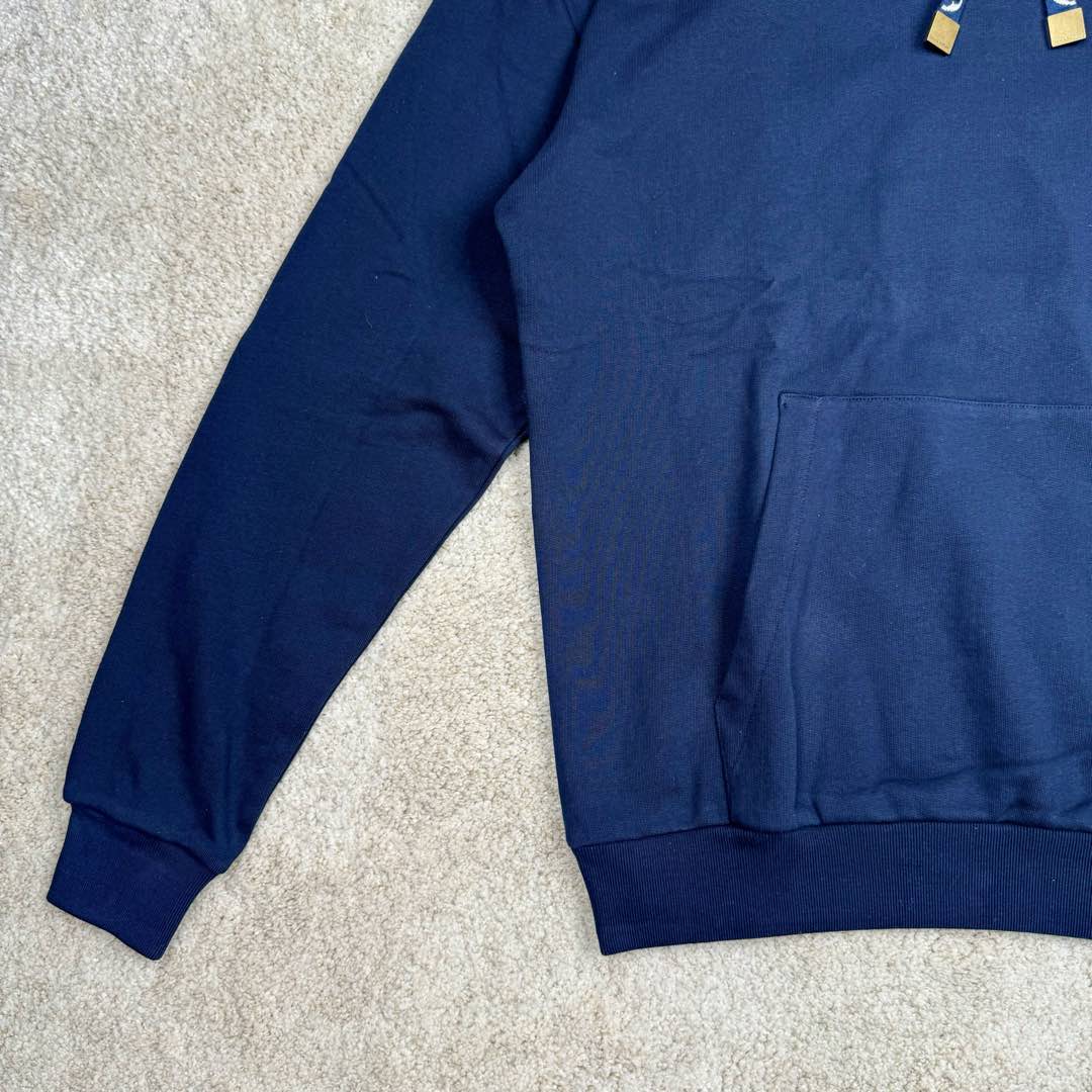 图片[6]-＃GD广顶 LOUIS VUITTON SKI滑雪系列 lV FW24 纯色抽绳连帽长袖卫衣 深蓝色 烫钻字母织带卫衣 官网价：12800￥面料采用【全棉32s双股大毛圈底卫衣布】【克重400g】配套【26s双纱1*1横版机织造螺纹】帽子内里采用【手工台板丝网印花】花型定位帽檐先分中，扫描原版花型做【激光网点菲林字母】进口【环保胶浆印花】前幅【电动压烫机做烫图工艺】采用【中东进口平顶钻】【手工扫2里3里钻石组合做钻托】开模订制【青铜材质鸡眼吊钟】挂镀古金色 织带拆解Y版分析纱线支数 提花组织结构【订染两色棉质纱线颜色】采用【高速无梭织带提花机】织造【定位花型手工剪织带】【花型两边对称还原】尺码：XS S M L-选品中心