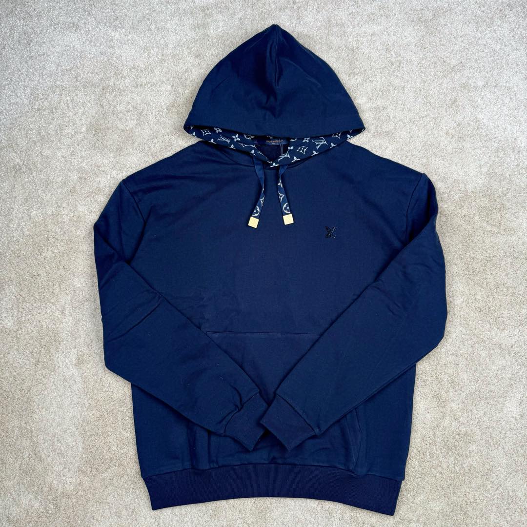 图片[2]-＃GD广顶 LOUIS VUITTON SKI滑雪系列 lV FW24 纯色抽绳连帽长袖卫衣 深蓝色 烫钻字母织带卫衣 官网价：12800￥面料采用【全棉32s双股大毛圈底卫衣布】【克重400g】配套【26s双纱1*1横版机织造螺纹】帽子内里采用【手工台板丝网印花】花型定位帽檐先分中，扫描原版花型做【激光网点菲林字母】进口【环保胶浆印花】前幅【电动压烫机做烫图工艺】采用【中东进口平顶钻】【手工扫2里3里钻石组合做钻托】开模订制【青铜材质鸡眼吊钟】挂镀古金色 织带拆解Y版分析纱线支数 提花组织结构【订染两色棉质纱线颜色】采用【高速无梭织带提花机】织造【定位花型手工剪织带】【花型两边对称还原】尺码：XS S M L-选品中心