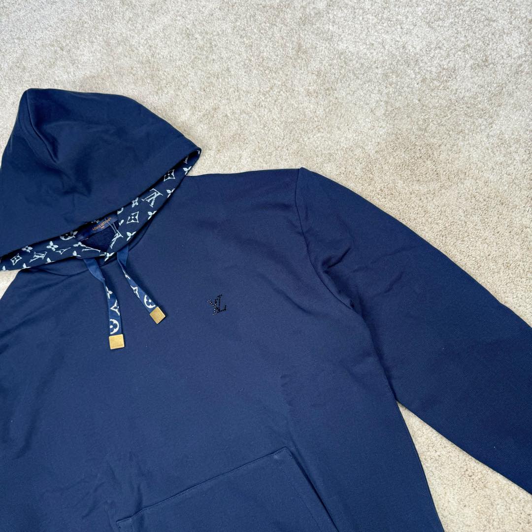 图片[9]-＃GD广顶 LOUIS VUITTON SKI滑雪系列 lV FW24 纯色抽绳连帽长袖卫衣 深蓝色 烫钻字母织带卫衣 官网价：12800￥面料采用【全棉32s双股大毛圈底卫衣布】【克重400g】配套【26s双纱1*1横版机织造螺纹】帽子内里采用【手工台板丝网印花】花型定位帽檐先分中，扫描原版花型做【激光网点菲林字母】进口【环保胶浆印花】前幅【电动压烫机做烫图工艺】采用【中东进口平顶钻】【手工扫2里3里钻石组合做钻托】开模订制【青铜材质鸡眼吊钟】挂镀古金色 织带拆解Y版分析纱线支数 提花组织结构【订染两色棉质纱线颜色】采用【高速无梭织带提花机】织造【定位花型手工剪织带】【花型两边对称还原】尺码：XS S M L-选品中心