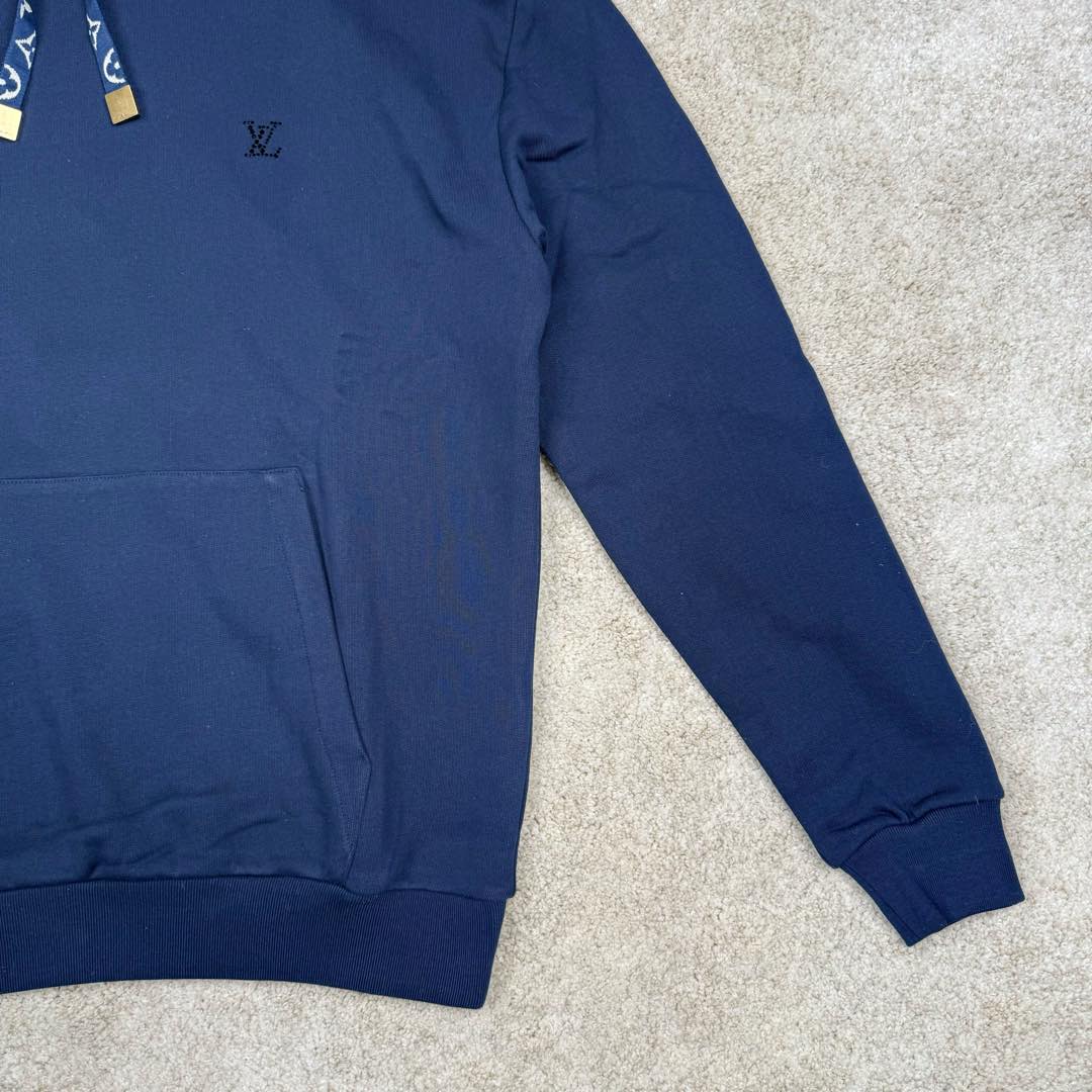 图片[7]-＃GD广顶 LOUIS VUITTON SKI滑雪系列 lV FW24 纯色抽绳连帽长袖卫衣 深蓝色 烫钻字母织带卫衣 官网价：12800￥面料采用【全棉32s双股大毛圈底卫衣布】【克重400g】配套【26s双纱1*1横版机织造螺纹】帽子内里采用【手工台板丝网印花】花型定位帽檐先分中，扫描原版花型做【激光网点菲林字母】进口【环保胶浆印花】前幅【电动压烫机做烫图工艺】采用【中东进口平顶钻】【手工扫2里3里钻石组合做钻托】开模订制【青铜材质鸡眼吊钟】挂镀古金色 织带拆解Y版分析纱线支数 提花组织结构【订染两色棉质纱线颜色】采用【高速无梭织带提花机】织造【定位花型手工剪织带】【花型两边对称还原】尺码：XS S M L-选品中心