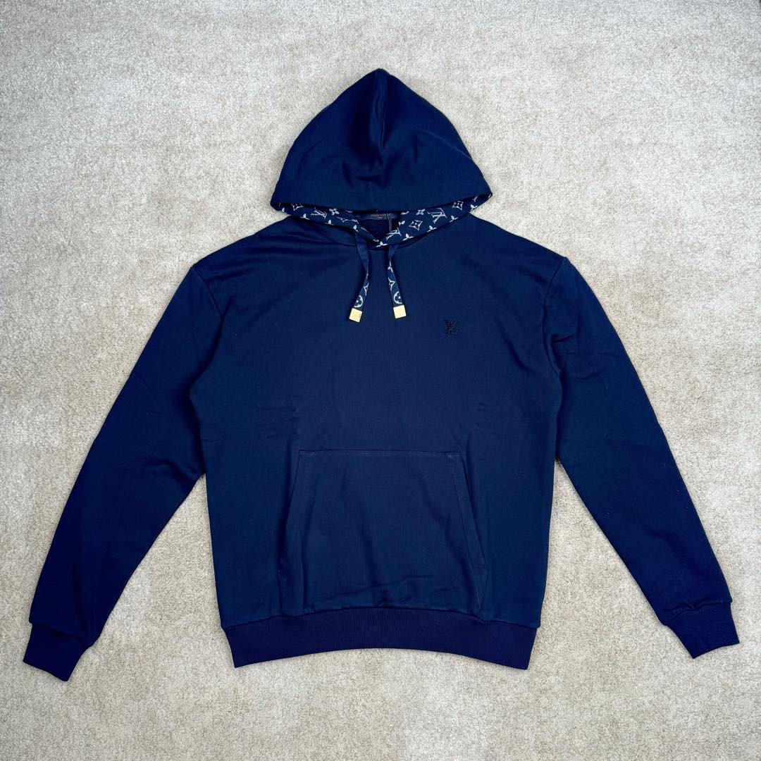 ＃GD广顶 LOUIS VUITTON SKI滑雪系列 lV FW24 纯色抽绳连帽长袖卫衣 深蓝色 烫钻字母织带卫衣 官网价：12800￥面料采用【全棉32s双股大毛圈底卫衣布】【克重400g】配套【26s双纱1*1横版机织造螺纹】帽子内里采用【手工台板丝网印花】花型定位帽檐先分中，扫描原版花型做【激光网点菲林字母】进口【环保胶浆印花】前幅【电动压烫机做烫图工艺】采用【中东进口平顶钻】【手工扫2里3里钻石组合做钻托】开模订制【青铜材质鸡眼吊钟】挂镀古金色 织带拆解Y版分析纱线支数 提花组织结构【订染两色棉质纱线颜色】采用【高速无梭织带提花机】织造【定位花型手工剪织带】【花型两边对称还原】尺码：XS S M L-选品中心