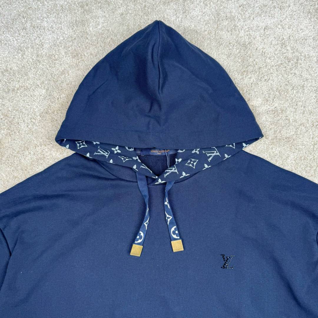 图片[5]-＃GD广顶 LOUIS VUITTON SKI滑雪系列 lV FW24 纯色抽绳连帽长袖卫衣 深蓝色 烫钻字母织带卫衣 官网价：12800￥面料采用【全棉32s双股大毛圈底卫衣布】【克重400g】配套【26s双纱1*1横版机织造螺纹】帽子内里采用【手工台板丝网印花】花型定位帽檐先分中，扫描原版花型做【激光网点菲林字母】进口【环保胶浆印花】前幅【电动压烫机做烫图工艺】采用【中东进口平顶钻】【手工扫2里3里钻石组合做钻托】开模订制【青铜材质鸡眼吊钟】挂镀古金色 织带拆解Y版分析纱线支数 提花组织结构【订染两色棉质纱线颜色】采用【高速无梭织带提花机】织造【定位花型手工剪织带】【花型两边对称还原】尺码：XS S M L-选品中心