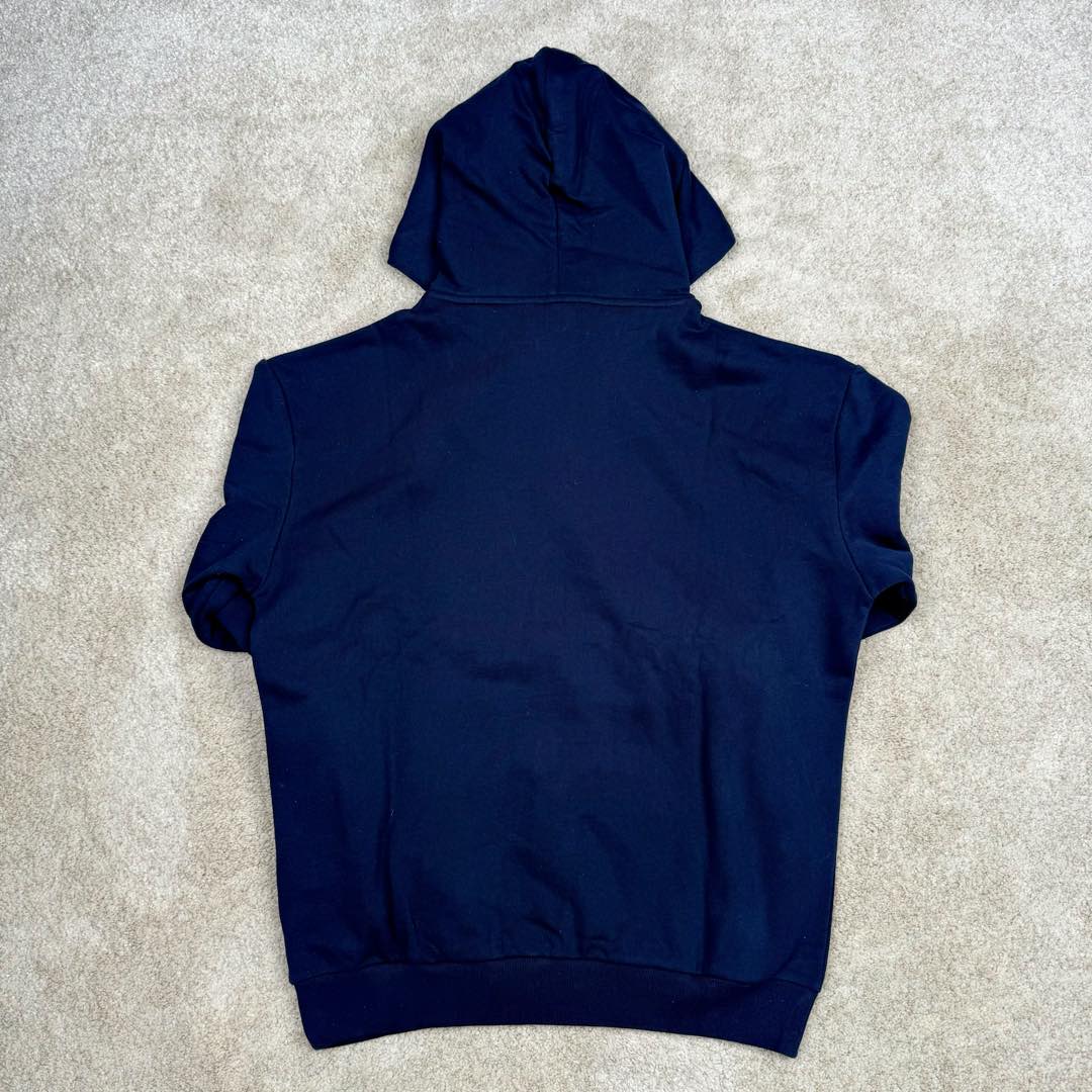 图片[3]-＃GD广顶 LOUIS VUITTON SKI滑雪系列 lV FW24 纯色抽绳连帽长袖卫衣 深蓝色 烫钻字母织带卫衣 官网价：12800￥面料采用【全棉32s双股大毛圈底卫衣布】【克重400g】配套【26s双纱1*1横版机织造螺纹】帽子内里采用【手工台板丝网印花】花型定位帽檐先分中，扫描原版花型做【激光网点菲林字母】进口【环保胶浆印花】前幅【电动压烫机做烫图工艺】采用【中东进口平顶钻】【手工扫2里3里钻石组合做钻托】开模订制【青铜材质鸡眼吊钟】挂镀古金色 织带拆解Y版分析纱线支数 提花组织结构【订染两色棉质纱线颜色】采用【高速无梭织带提花机】织造【定位花型手工剪织带】【花型两边对称还原】尺码：XS S M L-选品中心