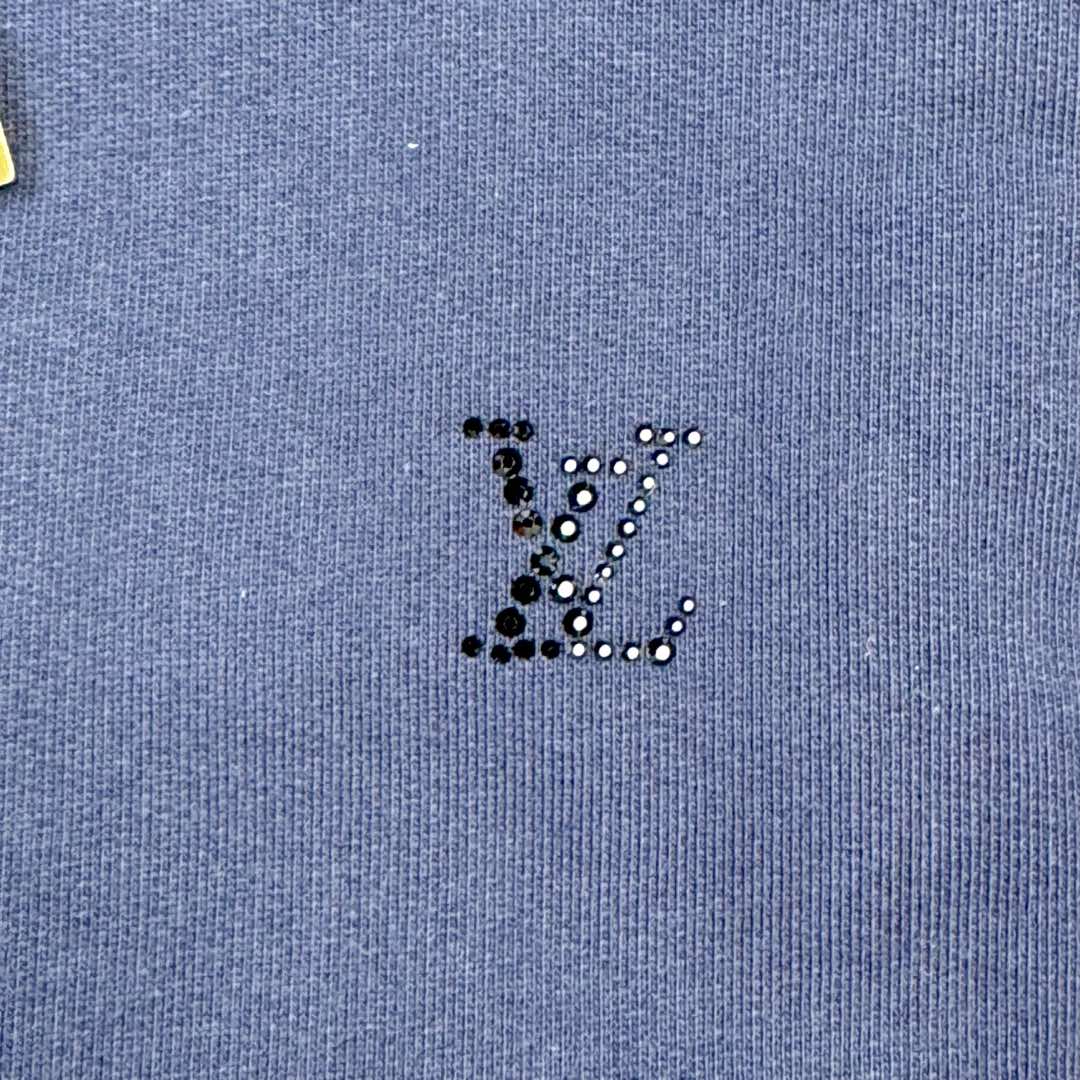 图片[10]-＃GD广顶 LOUIS VUITTON SKI滑雪系列 lV FW24 纯色抽绳连帽长袖卫衣 深蓝色 烫钻字母织带卫衣 官网价：12800￥面料采用【全棉32s双股大毛圈底卫衣布】【克重400g】配套【26s双纱1*1横版机织造螺纹】帽子内里采用【手工台板丝网印花】花型定位帽檐先分中，扫描原版花型做【激光网点菲林字母】进口【环保胶浆印花】前幅【电动压烫机做烫图工艺】采用【中东进口平顶钻】【手工扫2里3里钻石组合做钻托】开模订制【青铜材质鸡眼吊钟】挂镀古金色 织带拆解Y版分析纱线支数 提花组织结构【订染两色棉质纱线颜色】采用【高速无梭织带提花机】织造【定位花型手工剪织带】【花型两边对称还原】尺码：XS S M L-选品中心