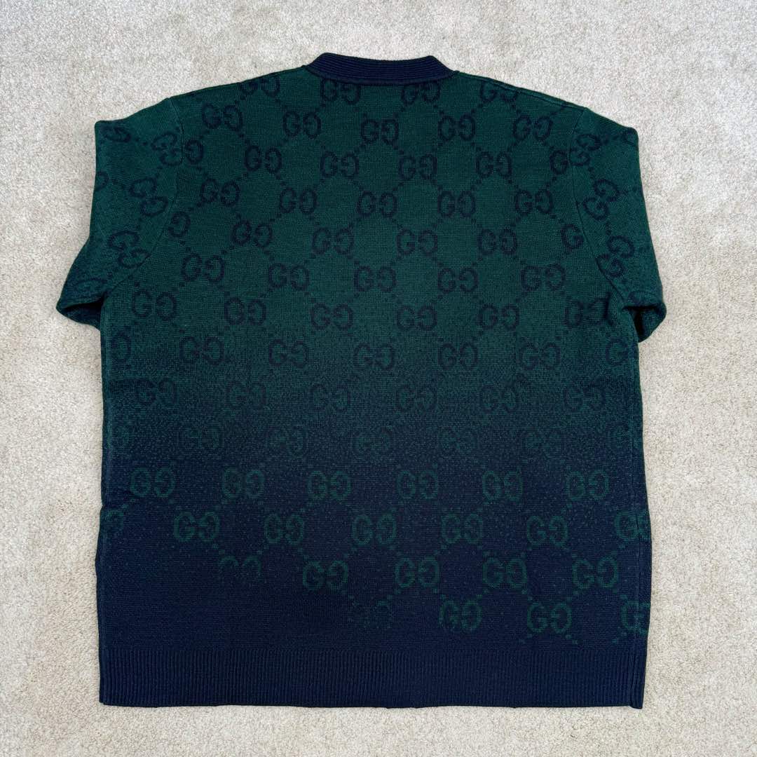 图片[3]-＃GD广顶 GUCCI FW24 古驰V领GG提花单排扣长袖毛衣 深绿色 官网价：13800￥● 毛料：我们选用成本较高的【高端100%臻品羊毛】 参照原版进行【1：1打色及定染纱线】 颜色【相似度高达95%以上】精纺羊毛和羊毛的区别在于感官效果上 羊毛一半绒面丰厚平顺 手触有温暖感 折压后无折皱痕 毛料身松软 回弹性强 是高端货的必选毛料之一 ● 加工工艺：以【Cixing5针机器】 以【提花组织】进行双色渐变编织 耗时【200分钟】方可织出1件 平行均速编织 不会像普通电脑横机织 为了效率赶货 速度开到极限 织出来的衣片针路大小不一、走字码、花片情况 我们的整件衣服 衣片的纹路清洗、不走字码、不会出现衣片花片的情况 大大的保障了衣片的质感、纹路的清晰 尺码：XS S M L-选品中心