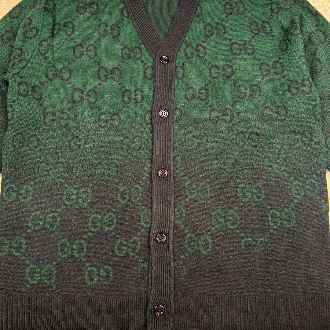图片[8]-＃GD广顶 GUCCI FW24 古驰V领GG提花单排扣长袖毛衣 深绿色 官网价：13800￥● 毛料：我们选用成本较高的【高端100%臻品羊毛】 参照原版进行【1：1打色及定染纱线】 颜色【相似度高达95%以上】精纺羊毛和羊毛的区别在于感官效果上 羊毛一半绒面丰厚平顺 手触有温暖感 折压后无折皱痕 毛料身松软 回弹性强 是高端货的必选毛料之一 ● 加工工艺：以【Cixing5针机器】 以【提花组织】进行双色渐变编织 耗时【200分钟】方可织出1件 平行均速编织 不会像普通电脑横机织 为了效率赶货 速度开到极限 织出来的衣片针路大小不一、走字码、花片情况 我们的整件衣服 衣片的纹路清洗、不走字码、不会出现衣片花片的情况 大大的保障了衣片的质感、纹路的清晰 尺码：XS S M L-选品中心