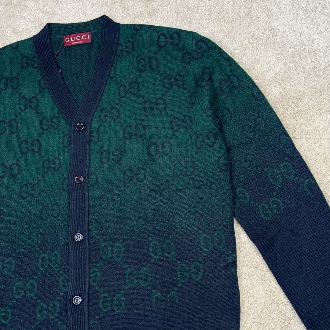 图片[7]-＃GD广顶 GUCCI FW24 古驰V领GG提花单排扣长袖毛衣 深绿色 官网价：13800￥● 毛料：我们选用成本较高的【高端100%臻品羊毛】 参照原版进行【1：1打色及定染纱线】 颜色【相似度高达95%以上】精纺羊毛和羊毛的区别在于感官效果上 羊毛一半绒面丰厚平顺 手触有温暖感 折压后无折皱痕 毛料身松软 回弹性强 是高端货的必选毛料之一 ● 加工工艺：以【Cixing5针机器】 以【提花组织】进行双色渐变编织 耗时【200分钟】方可织出1件 平行均速编织 不会像普通电脑横机织 为了效率赶货 速度开到极限 织出来的衣片针路大小不一、走字码、花片情况 我们的整件衣服 衣片的纹路清洗、不走字码、不会出现衣片花片的情况 大大的保障了衣片的质感、纹路的清晰 尺码：XS S M L-选品中心