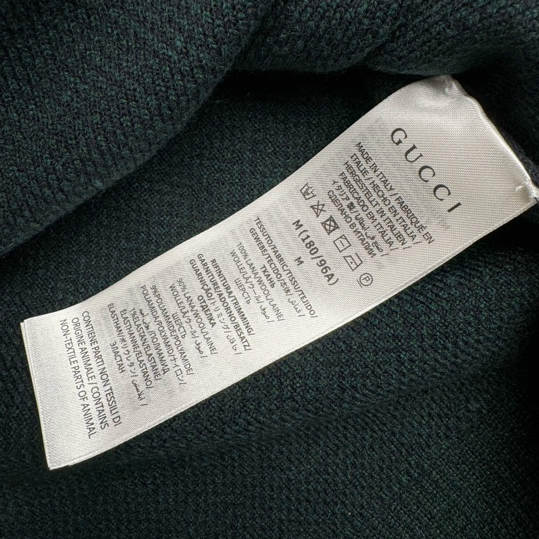 图片[11]-＃GD广顶 GUCCI FW24 古驰V领GG提花单排扣长袖毛衣 深绿色 官网价：13800￥● 毛料：我们选用成本较高的【高端100%臻品羊毛】 参照原版进行【1：1打色及定染纱线】 颜色【相似度高达95%以上】精纺羊毛和羊毛的区别在于感官效果上 羊毛一半绒面丰厚平顺 手触有温暖感 折压后无折皱痕 毛料身松软 回弹性强 是高端货的必选毛料之一 ● 加工工艺：以【Cixing5针机器】 以【提花组织】进行双色渐变编织 耗时【200分钟】方可织出1件 平行均速编织 不会像普通电脑横机织 为了效率赶货 速度开到极限 织出来的衣片针路大小不一、走字码、花片情况 我们的整件衣服 衣片的纹路清洗、不走字码、不会出现衣片花片的情况 大大的保障了衣片的质感、纹路的清晰 尺码：XS S M L-选品中心