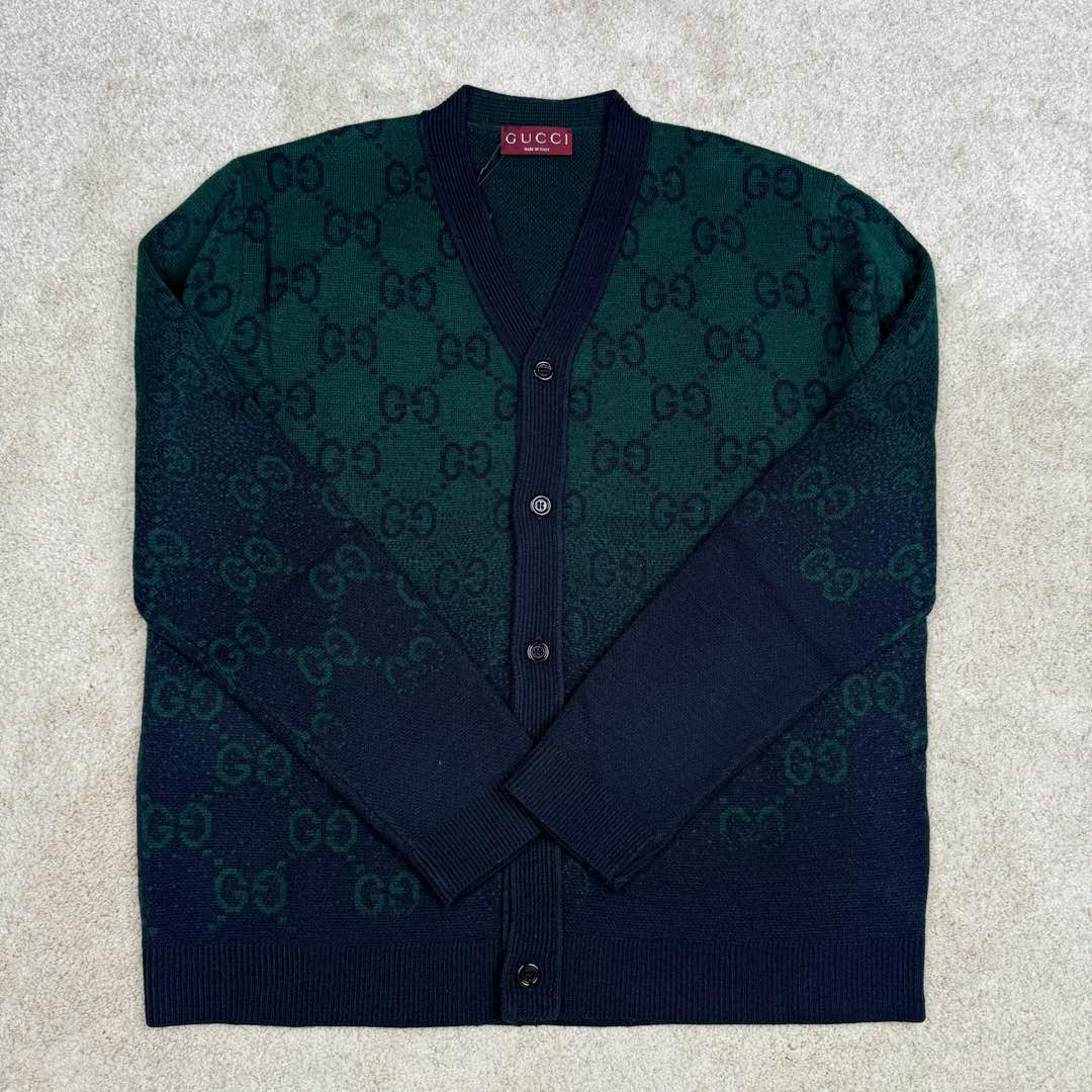 图片[2]-＃GD广顶 GUCCI FW24 古驰V领GG提花单排扣长袖毛衣 深绿色 官网价：13800￥● 毛料：我们选用成本较高的【高端100%臻品羊毛】 参照原版进行【1：1打色及定染纱线】 颜色【相似度高达95%以上】精纺羊毛和羊毛的区别在于感官效果上 羊毛一半绒面丰厚平顺 手触有温暖感 折压后无折皱痕 毛料身松软 回弹性强 是高端货的必选毛料之一 ● 加工工艺：以【Cixing5针机器】 以【提花组织】进行双色渐变编织 耗时【200分钟】方可织出1件 平行均速编织 不会像普通电脑横机织 为了效率赶货 速度开到极限 织出来的衣片针路大小不一、走字码、花片情况 我们的整件衣服 衣片的纹路清洗、不走字码、不会出现衣片花片的情况 大大的保障了衣片的质感、纹路的清晰 尺码：XS S M L-选品中心