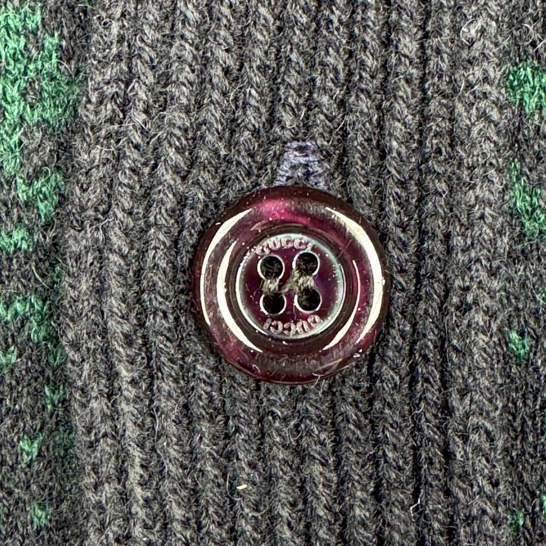 图片[12]-＃GD广顶 GUCCI FW24 古驰V领GG提花单排扣长袖毛衣 深绿色 官网价：13800￥● 毛料：我们选用成本较高的【高端100%臻品羊毛】 参照原版进行【1：1打色及定染纱线】 颜色【相似度高达95%以上】精纺羊毛和羊毛的区别在于感官效果上 羊毛一半绒面丰厚平顺 手触有温暖感 折压后无折皱痕 毛料身松软 回弹性强 是高端货的必选毛料之一 ● 加工工艺：以【Cixing5针机器】 以【提花组织】进行双色渐变编织 耗时【200分钟】方可织出1件 平行均速编织 不会像普通电脑横机织 为了效率赶货 速度开到极限 织出来的衣片针路大小不一、走字码、花片情况 我们的整件衣服 衣片的纹路清洗、不走字码、不会出现衣片花片的情况 大大的保障了衣片的质感、纹路的清晰 尺码：XS S M L-选品中心