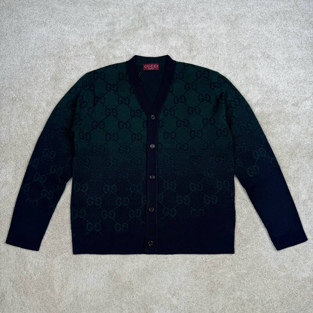 ＃GD广顶 GUCCI FW24 古驰V领GG提花单排扣长袖毛衣 深绿色 官网价：13800￥● 毛料：我们选用成本较高的【高端100%臻品羊毛】 参照原版进行【1：1打色及定染纱线】 颜色【相似度高达95%以上】精纺羊毛和羊毛的区别在于感官效果上 羊毛一半绒面丰厚平顺 手触有温暖感 折压后无折皱痕 毛料身松软 回弹性强 是高端货的必选毛料之一 ● 加工工艺：以【Cixing5针机器】 以【提花组织】进行双色渐变编织 耗时【200分钟】方可织出1件 平行均速编织 不会像普通电脑横机织 为了效率赶货 速度开到极限 织出来的衣片针路大小不一、走字码、花片情况 我们的整件衣服 衣片的纹路清洗、不走字码、不会出现衣片花片的情况 大大的保障了衣片的质感、纹路的清晰 尺码：XS S M L-选品中心