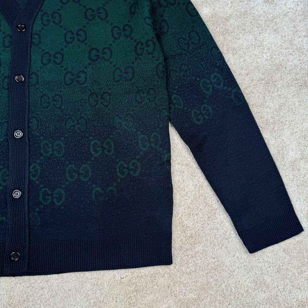 图片[6]-＃GD广顶 GUCCI FW24 古驰V领GG提花单排扣长袖毛衣 深绿色 官网价：13800￥● 毛料：我们选用成本较高的【高端100%臻品羊毛】 参照原版进行【1：1打色及定染纱线】 颜色【相似度高达95%以上】精纺羊毛和羊毛的区别在于感官效果上 羊毛一半绒面丰厚平顺 手触有温暖感 折压后无折皱痕 毛料身松软 回弹性强 是高端货的必选毛料之一 ● 加工工艺：以【Cixing5针机器】 以【提花组织】进行双色渐变编织 耗时【200分钟】方可织出1件 平行均速编织 不会像普通电脑横机织 为了效率赶货 速度开到极限 织出来的衣片针路大小不一、走字码、花片情况 我们的整件衣服 衣片的纹路清洗、不走字码、不会出现衣片花片的情况 大大的保障了衣片的质感、纹路的清晰 尺码：XS S M L-选品中心