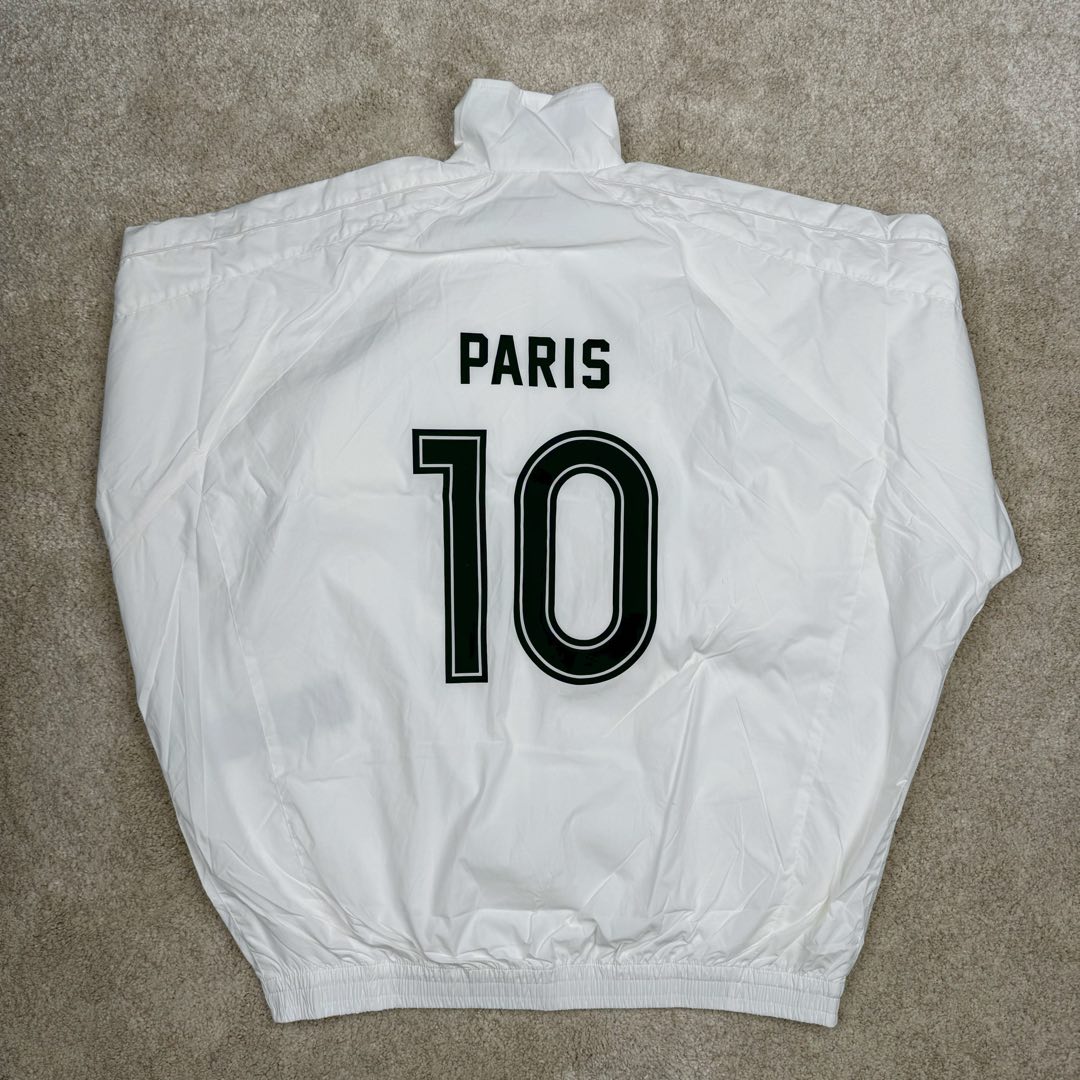 图片[3]-＃GD广顶 Balenciaga Soccer SS24 巴黎世家字母印花拉链立领长袖夹克外套 常规版型 曼联10号风衣 采用【高支高密锦棉混纺面料】 里布采用【32s精梳棉平纹布】【克重160g】【日本进口田岛绣花机】刺绣 前幅+左右袖均采用【锦纶材质哑光绣线】前后幅采用【DTF白墨烫画膜材料】扫描Y版花型做花稿【激光烧花】切割材料 裁片【手工扫粉定位】【高温压烫机正反各热压一次】成型前幅字母组成【还原花效果】前中配套【上下拉胶牙开尾拉链】尺码：XS S M L-选品中心