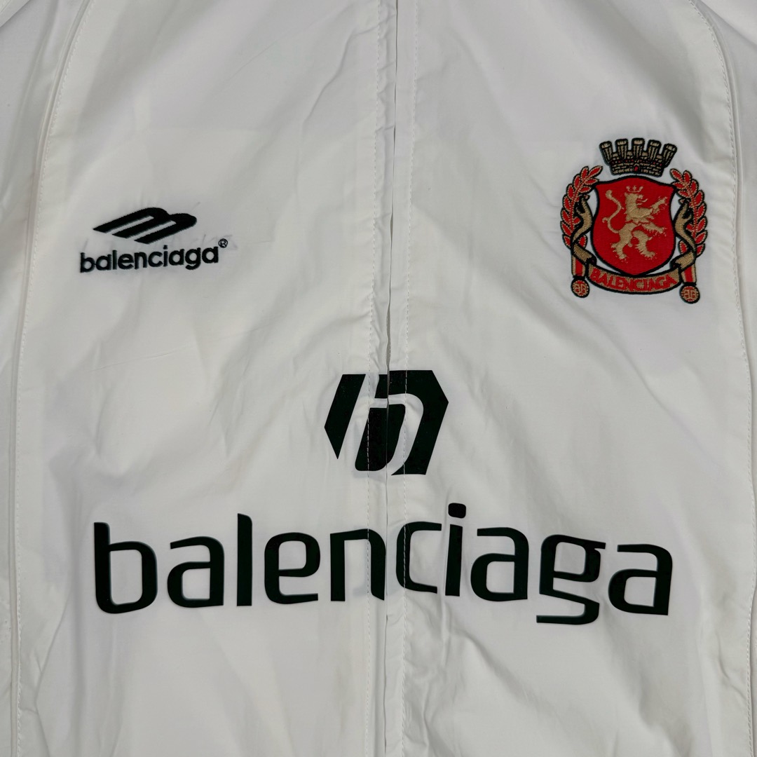 图片[9]-＃GD广顶 Balenciaga Soccer SS24 巴黎世家字母印花拉链立领长袖夹克外套 常规版型 曼联10号风衣 采用【高支高密锦棉混纺面料】 里布采用【32s精梳棉平纹布】【克重160g】【日本进口田岛绣花机】刺绣 前幅+左右袖均采用【锦纶材质哑光绣线】前后幅采用【DTF白墨烫画膜材料】扫描Y版花型做花稿【激光烧花】切割材料 裁片【手工扫粉定位】【高温压烫机正反各热压一次】成型前幅字母组成【还原花效果】前中配套【上下拉胶牙开尾拉链】尺码：XS S M L-选品中心