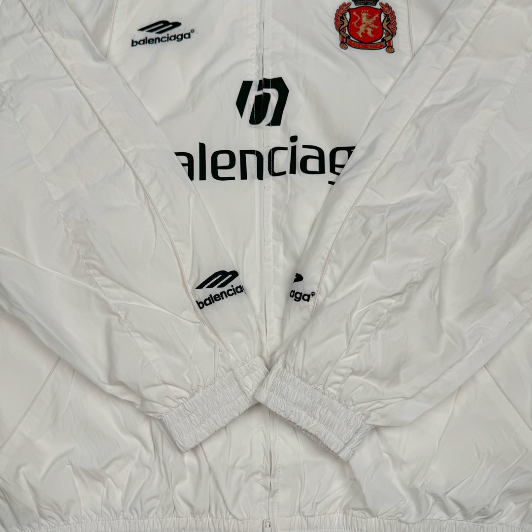 图片[10]-＃GD广顶 Balenciaga Soccer SS24 巴黎世家字母印花拉链立领长袖夹克外套 常规版型 曼联10号风衣 采用【高支高密锦棉混纺面料】 里布采用【32s精梳棉平纹布】【克重160g】【日本进口田岛绣花机】刺绣 前幅+左右袖均采用【锦纶材质哑光绣线】前后幅采用【DTF白墨烫画膜材料】扫描Y版花型做花稿【激光烧花】切割材料 裁片【手工扫粉定位】【高温压烫机正反各热压一次】成型前幅字母组成【还原花效果】前中配套【上下拉胶牙开尾拉链】尺码：XS S M L-选品中心