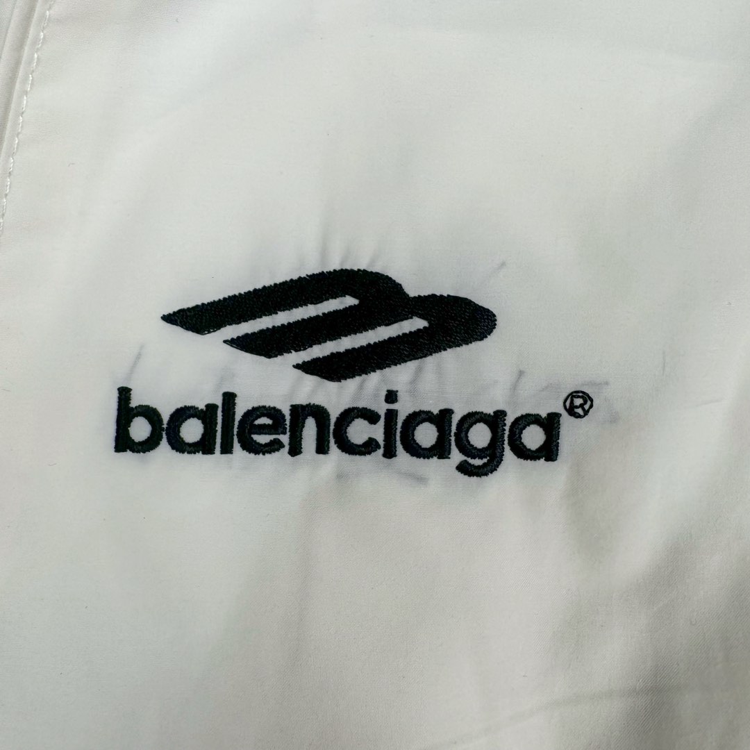 图片[14]-＃GD广顶 Balenciaga Soccer SS24 巴黎世家字母印花拉链立领长袖夹克外套 常规版型 曼联10号风衣 采用【高支高密锦棉混纺面料】 里布采用【32s精梳棉平纹布】【克重160g】【日本进口田岛绣花机】刺绣 前幅+左右袖均采用【锦纶材质哑光绣线】前后幅采用【DTF白墨烫画膜材料】扫描Y版花型做花稿【激光烧花】切割材料 裁片【手工扫粉定位】【高温压烫机正反各热压一次】成型前幅字母组成【还原花效果】前中配套【上下拉胶牙开尾拉链】尺码：XS S M L-选品中心