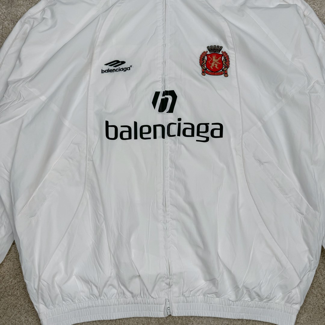 图片[7]-＃GD广顶 Balenciaga Soccer SS24 巴黎世家字母印花拉链立领长袖夹克外套 常规版型 曼联10号风衣 采用【高支高密锦棉混纺面料】 里布采用【32s精梳棉平纹布】【克重160g】【日本进口田岛绣花机】刺绣 前幅+左右袖均采用【锦纶材质哑光绣线】前后幅采用【DTF白墨烫画膜材料】扫描Y版花型做花稿【激光烧花】切割材料 裁片【手工扫粉定位】【高温压烫机正反各热压一次】成型前幅字母组成【还原花效果】前中配套【上下拉胶牙开尾拉链】尺码：XS S M L-选品中心