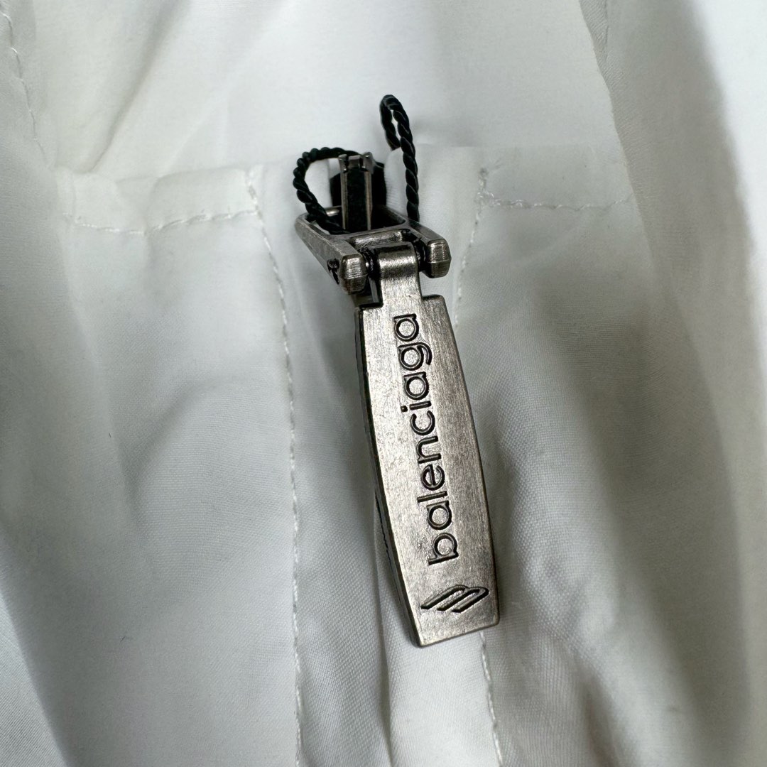 图片[15]-＃GD广顶 Balenciaga Soccer SS24 巴黎世家字母印花拉链立领长袖夹克外套 常规版型 曼联10号风衣 采用【高支高密锦棉混纺面料】 里布采用【32s精梳棉平纹布】【克重160g】【日本进口田岛绣花机】刺绣 前幅+左右袖均采用【锦纶材质哑光绣线】前后幅采用【DTF白墨烫画膜材料】扫描Y版花型做花稿【激光烧花】切割材料 裁片【手工扫粉定位】【高温压烫机正反各热压一次】成型前幅字母组成【还原花效果】前中配套【上下拉胶牙开尾拉链】尺码：XS S M L-选品中心