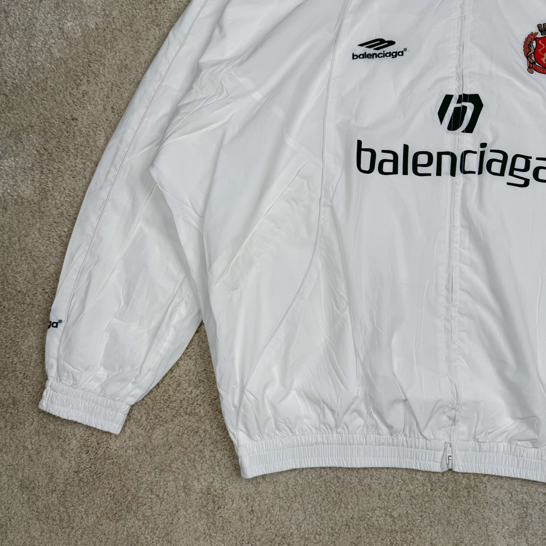 图片[5]-＃GD广顶 Balenciaga Soccer SS24 巴黎世家字母印花拉链立领长袖夹克外套 常规版型 曼联10号风衣 采用【高支高密锦棉混纺面料】 里布采用【32s精梳棉平纹布】【克重160g】【日本进口田岛绣花机】刺绣 前幅+左右袖均采用【锦纶材质哑光绣线】前后幅采用【DTF白墨烫画膜材料】扫描Y版花型做花稿【激光烧花】切割材料 裁片【手工扫粉定位】【高温压烫机正反各热压一次】成型前幅字母组成【还原花效果】前中配套【上下拉胶牙开尾拉链】尺码：XS S M L-选品中心
