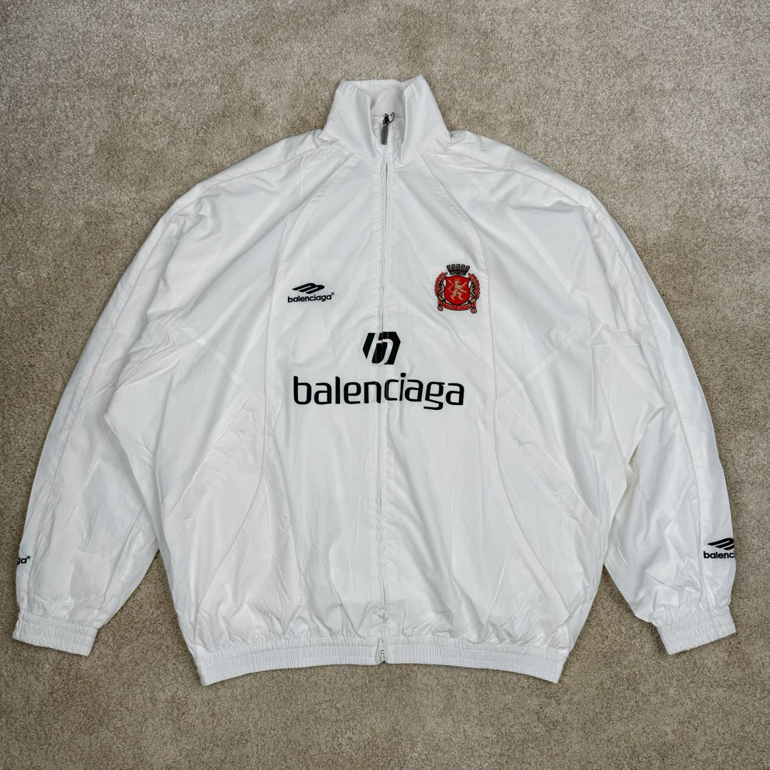 ＃GD广顶 Balenciaga Soccer SS24 巴黎世家字母印花拉链立领长袖夹克外套 常规版型 曼联10号风衣 采用【高支高密锦棉混纺面料】 里布采用【32s精梳棉平纹布】【克重160g】【日本进口田岛绣花机】刺绣 前幅+左右袖均采用【锦纶材质哑光绣线】前后幅采用【DTF白墨烫画膜材料】扫描Y版花型做花稿【激光烧花】切割材料 裁片【手工扫粉定位】【高温压烫机正反各热压一次】成型前幅字母组成【还原花效果】前中配套【上下拉胶牙开尾拉链】尺码：XS S M L-选品中心