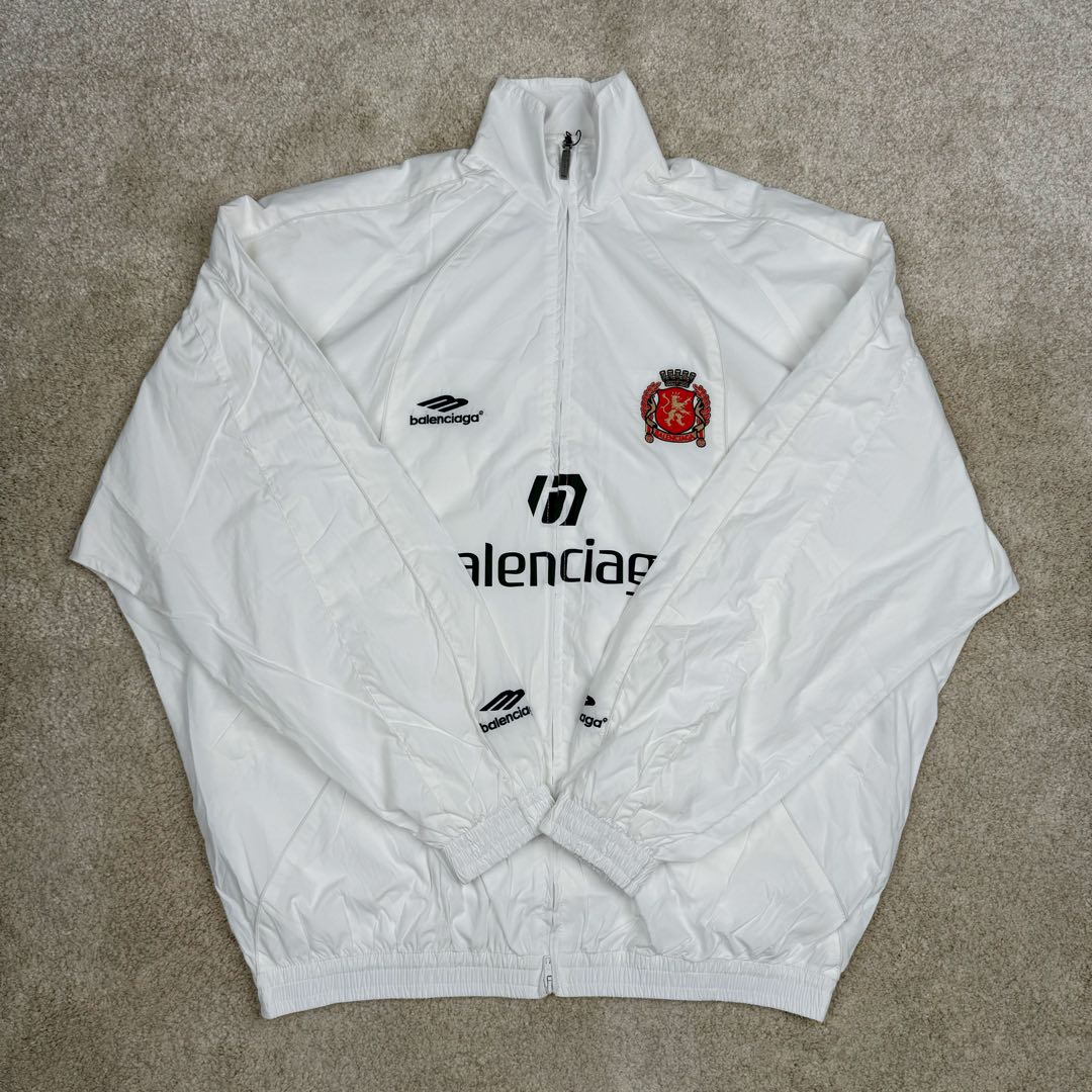 图片[2]-＃GD广顶 Balenciaga Soccer SS24 巴黎世家字母印花拉链立领长袖夹克外套 常规版型 曼联10号风衣 采用【高支高密锦棉混纺面料】 里布采用【32s精梳棉平纹布】【克重160g】【日本进口田岛绣花机】刺绣 前幅+左右袖均采用【锦纶材质哑光绣线】前后幅采用【DTF白墨烫画膜材料】扫描Y版花型做花稿【激光烧花】切割材料 裁片【手工扫粉定位】【高温压烫机正反各热压一次】成型前幅字母组成【还原花效果】前中配套【上下拉胶牙开尾拉链】尺码：XS S M L-选品中心