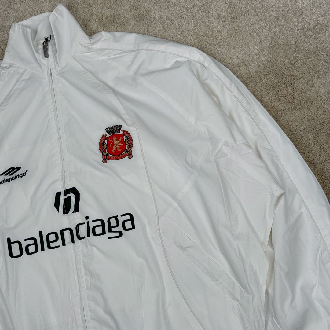 图片[8]-＃GD广顶 Balenciaga Soccer SS24 巴黎世家字母印花拉链立领长袖夹克外套 常规版型 曼联10号风衣 采用【高支高密锦棉混纺面料】 里布采用【32s精梳棉平纹布】【克重160g】【日本进口田岛绣花机】刺绣 前幅+左右袖均采用【锦纶材质哑光绣线】前后幅采用【DTF白墨烫画膜材料】扫描Y版花型做花稿【激光烧花】切割材料 裁片【手工扫粉定位】【高温压烫机正反各热压一次】成型前幅字母组成【还原花效果】前中配套【上下拉胶牙开尾拉链】尺码：XS S M L-选品中心