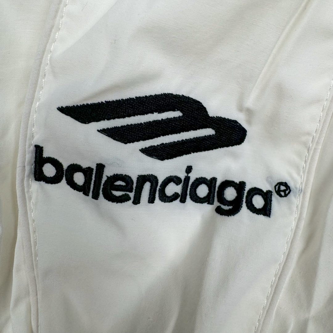 图片[13]-＃GD广顶 Balenciaga Soccer SS24 巴黎世家字母印花拉链立领长袖夹克外套 常规版型 曼联10号风衣 采用【高支高密锦棉混纺面料】 里布采用【32s精梳棉平纹布】【克重160g】【日本进口田岛绣花机】刺绣 前幅+左右袖均采用【锦纶材质哑光绣线】前后幅采用【DTF白墨烫画膜材料】扫描Y版花型做花稿【激光烧花】切割材料 裁片【手工扫粉定位】【高温压烫机正反各热压一次】成型前幅字母组成【还原花效果】前中配套【上下拉胶牙开尾拉链】尺码：XS S M L-选品中心