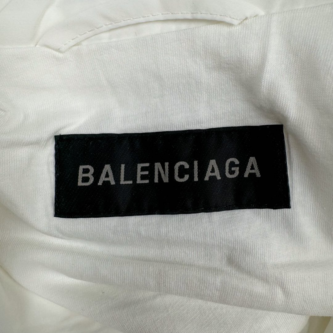 图片[16]-＃GD广顶 Balenciaga Soccer SS24 巴黎世家字母印花拉链立领长袖夹克外套 常规版型 曼联10号风衣 采用【高支高密锦棉混纺面料】 里布采用【32s精梳棉平纹布】【克重160g】【日本进口田岛绣花机】刺绣 前幅+左右袖均采用【锦纶材质哑光绣线】前后幅采用【DTF白墨烫画膜材料】扫描Y版花型做花稿【激光烧花】切割材料 裁片【手工扫粉定位】【高温压烫机正反各热压一次】成型前幅字母组成【还原花效果】前中配套【上下拉胶牙开尾拉链】尺码：XS S M L-选品中心