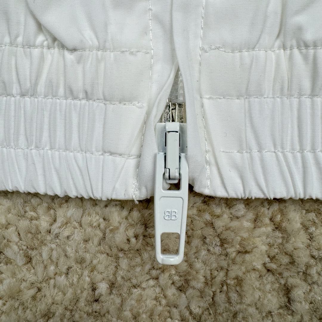 图片[12]-＃GD广顶 Balenciaga Soccer SS24 巴黎世家字母印花拉链立领长袖夹克外套 常规版型 曼联10号风衣 采用【高支高密锦棉混纺面料】 里布采用【32s精梳棉平纹布】【克重160g】【日本进口田岛绣花机】刺绣 前幅+左右袖均采用【锦纶材质哑光绣线】前后幅采用【DTF白墨烫画膜材料】扫描Y版花型做花稿【激光烧花】切割材料 裁片【手工扫粉定位】【高温压烫机正反各热压一次】成型前幅字母组成【还原花效果】前中配套【上下拉胶牙开尾拉链】尺码：XS S M L-选品中心