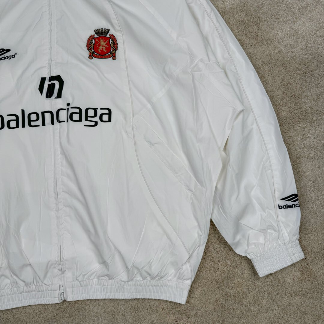 图片[6]-＃GD广顶 Balenciaga Soccer SS24 巴黎世家字母印花拉链立领长袖夹克外套 常规版型 曼联10号风衣 采用【高支高密锦棉混纺面料】 里布采用【32s精梳棉平纹布】【克重160g】【日本进口田岛绣花机】刺绣 前幅+左右袖均采用【锦纶材质哑光绣线】前后幅采用【DTF白墨烫画膜材料】扫描Y版花型做花稿【激光烧花】切割材料 裁片【手工扫粉定位】【高温压烫机正反各热压一次】成型前幅字母组成【还原花效果】前中配套【上下拉胶牙开尾拉链】尺码：XS S M L-选品中心