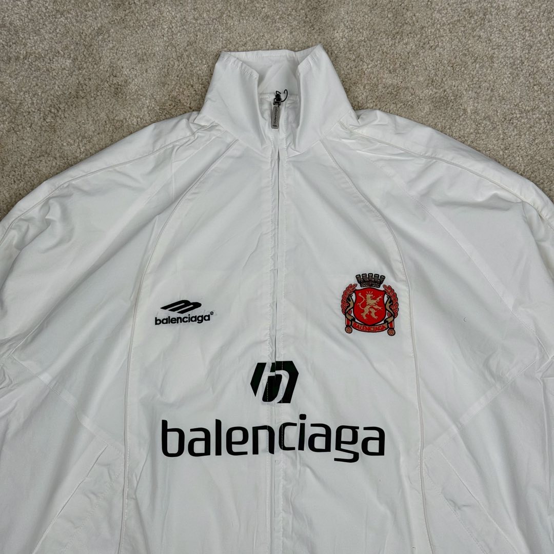 图片[4]-＃GD广顶 Balenciaga Soccer SS24 巴黎世家字母印花拉链立领长袖夹克外套 常规版型 曼联10号风衣 采用【高支高密锦棉混纺面料】 里布采用【32s精梳棉平纹布】【克重160g】【日本进口田岛绣花机】刺绣 前幅+左右袖均采用【锦纶材质哑光绣线】前后幅采用【DTF白墨烫画膜材料】扫描Y版花型做花稿【激光烧花】切割材料 裁片【手工扫粉定位】【高温压烫机正反各热压一次】成型前幅字母组成【还原花效果】前中配套【上下拉胶牙开尾拉链】尺码：XS S M L-选品中心